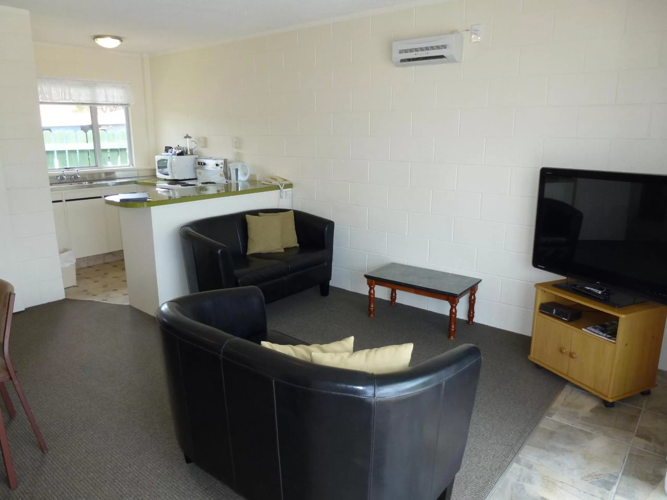 Photo of the whole room, Seating Area in Mana-Nui Motel