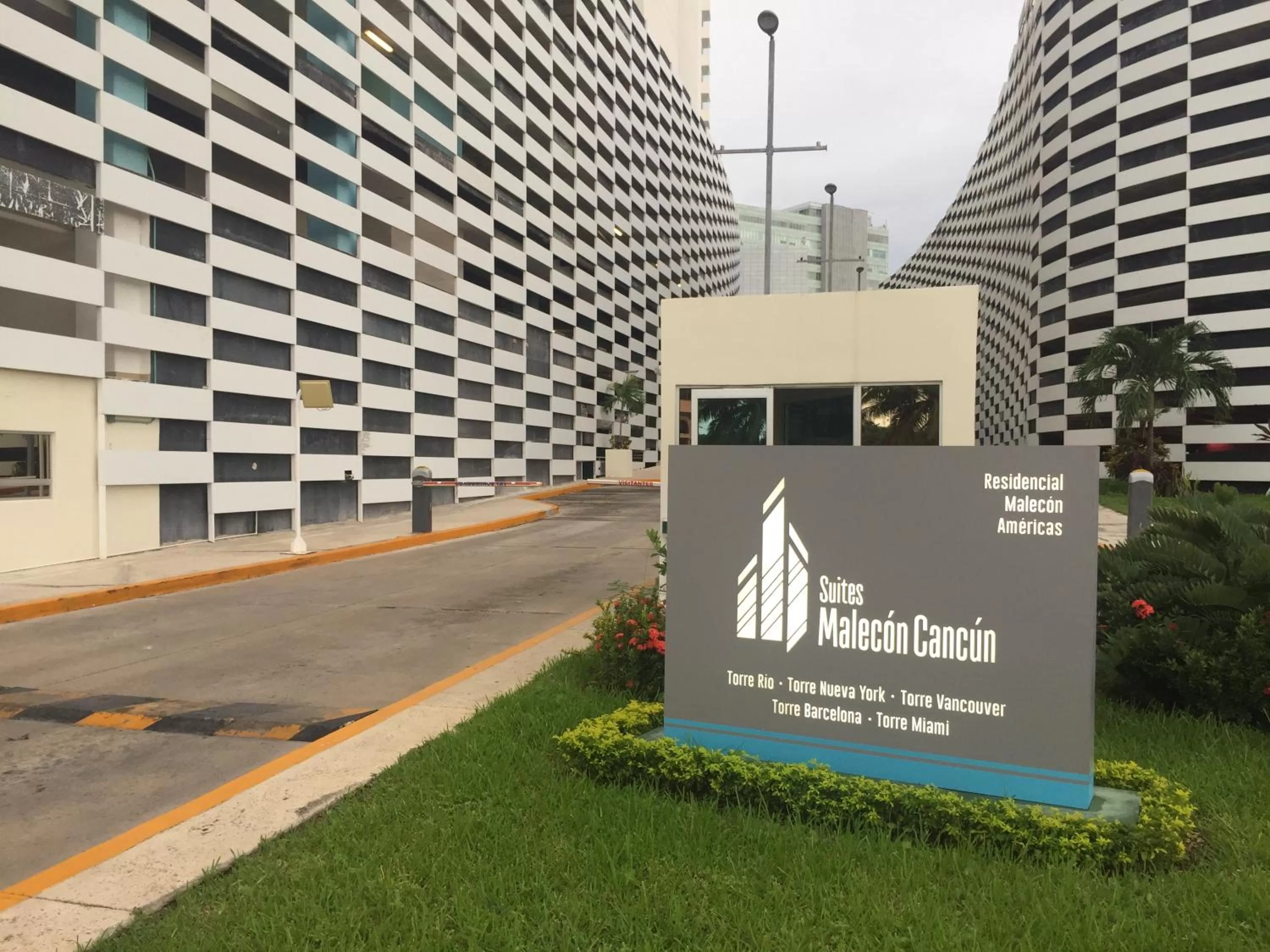 Facade/entrance in Suites Malecon Cancun