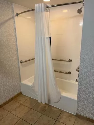 Queen Room with Accessible Tub - Accessible/Non Smoking in Comfort Inn & Suites