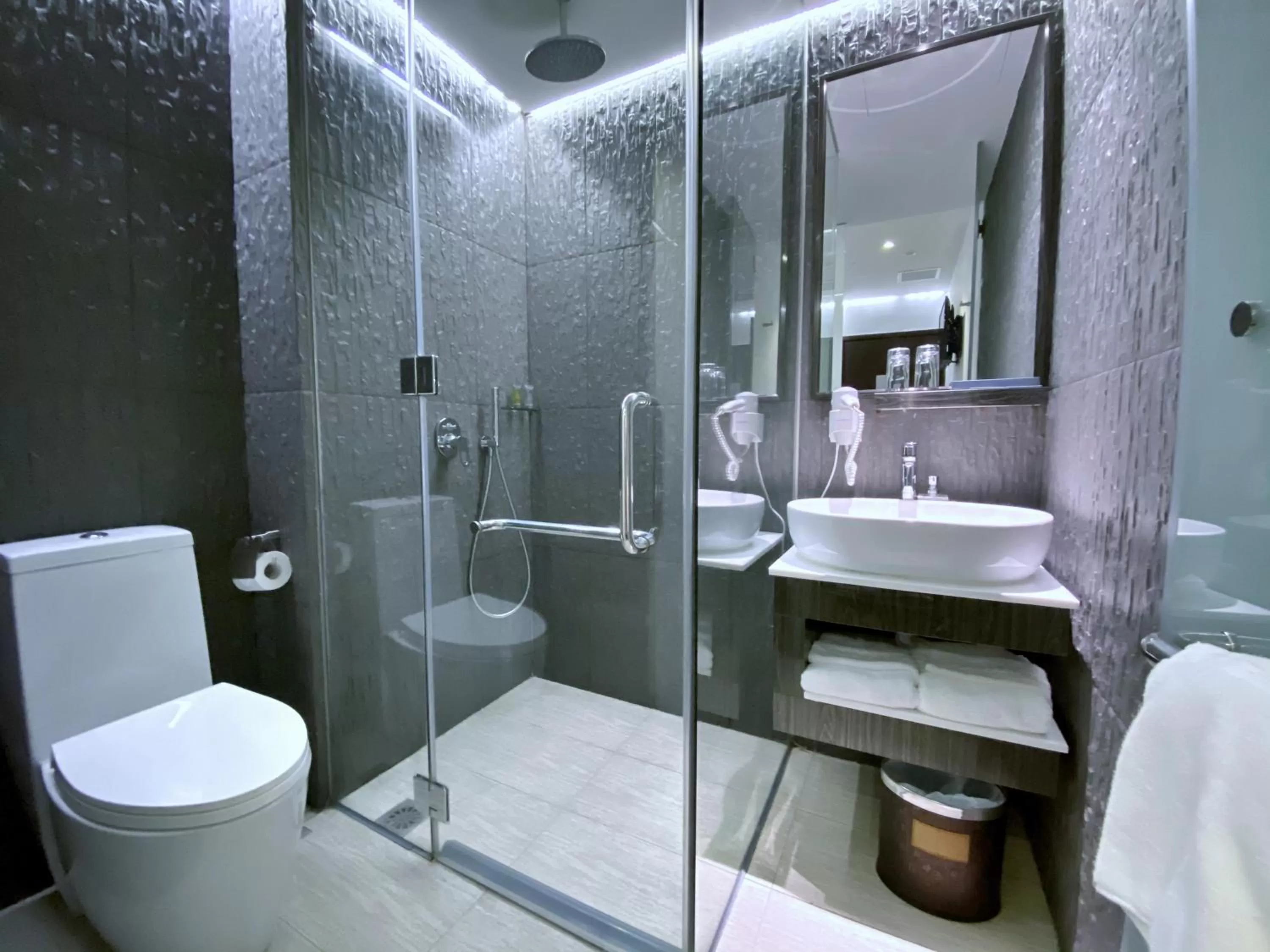 Shower in Bliss Hotel Singapore