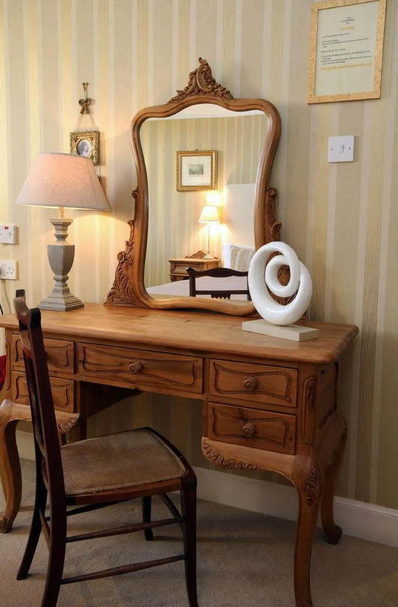 Decorative detail in The Horseshoe Inn