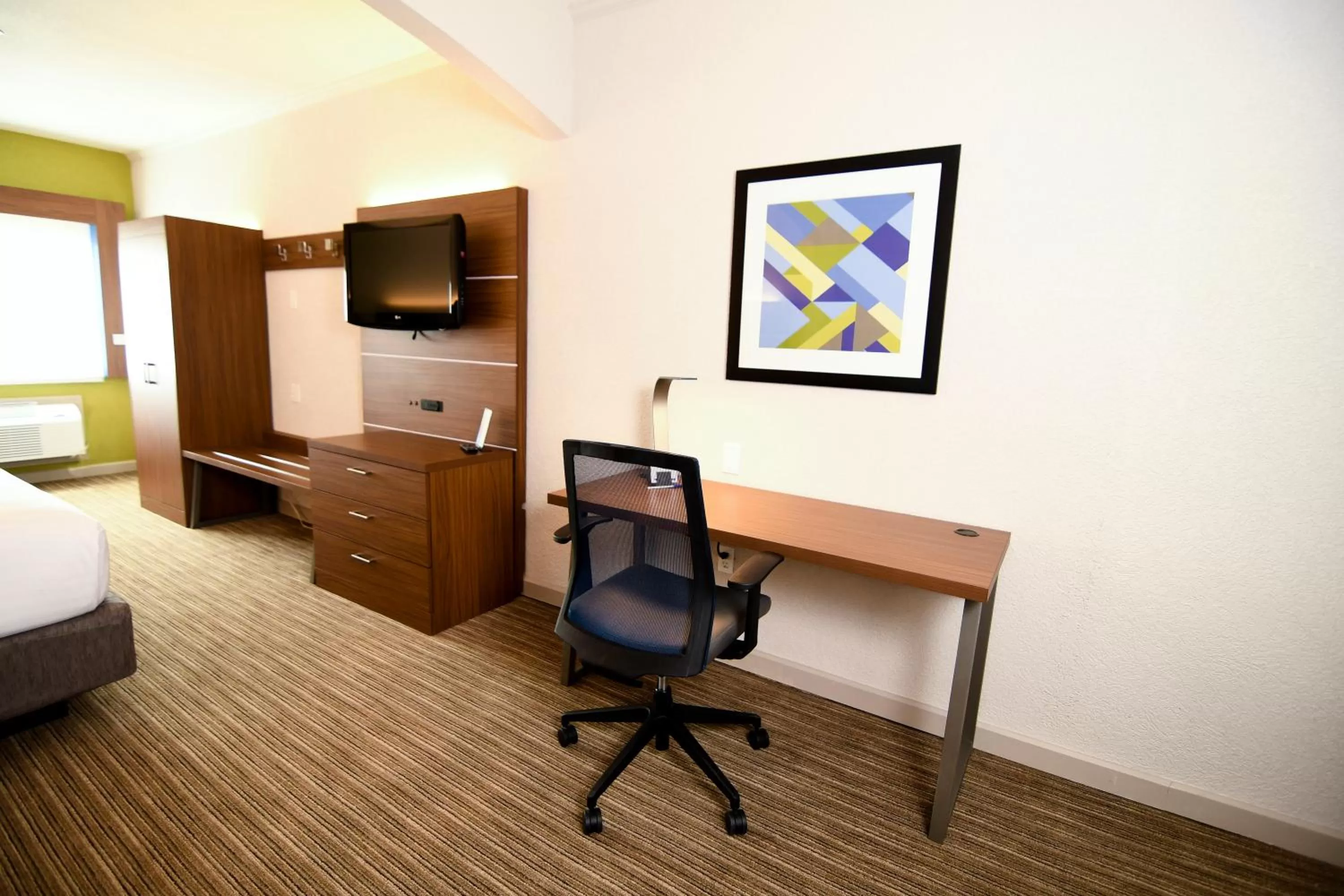 Photo of the whole room, Bed in Holiday Inn Express Hotel & Suites Port Clinton-Catawba Island by IHG