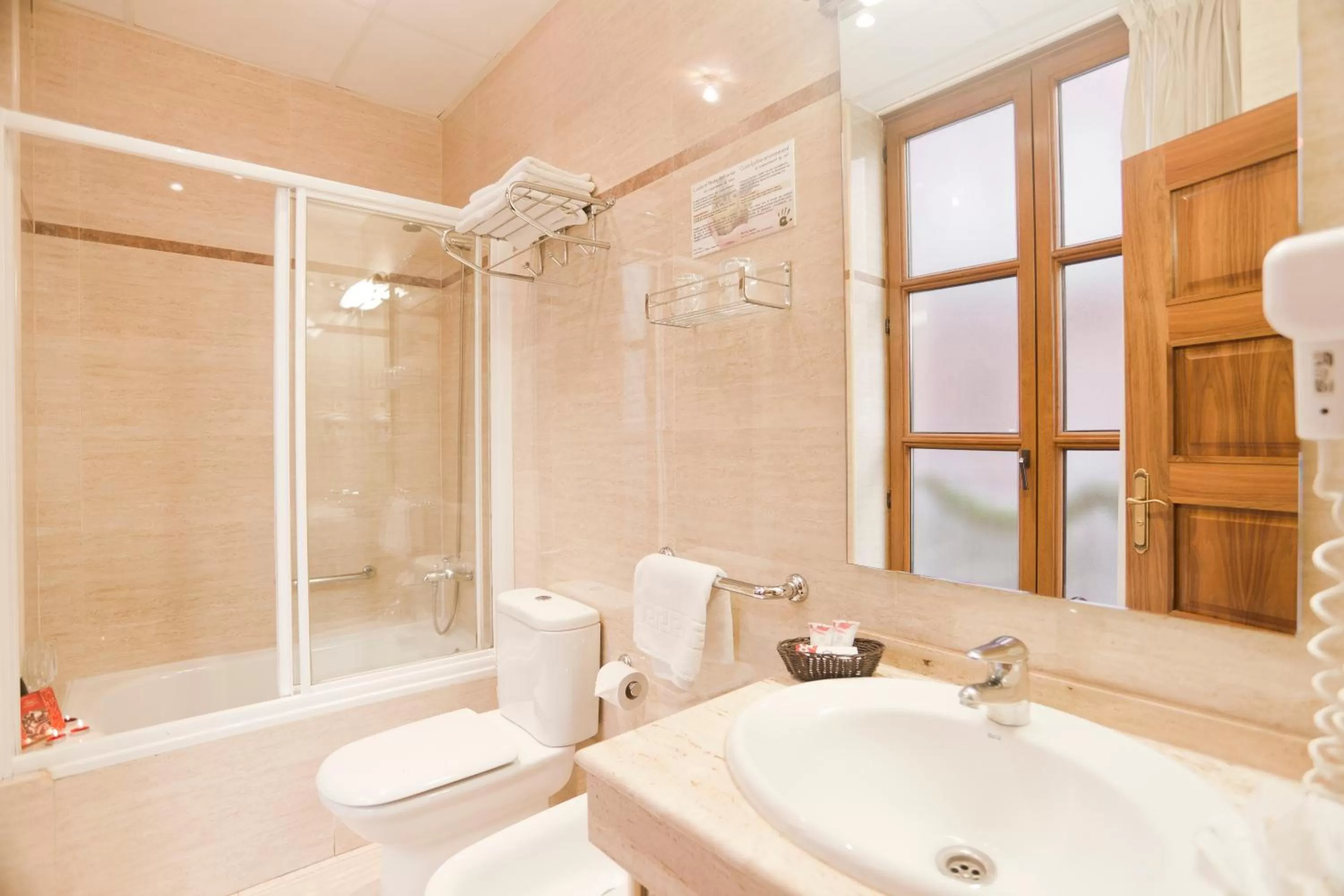 Bathroom in Hotel Granada Centro