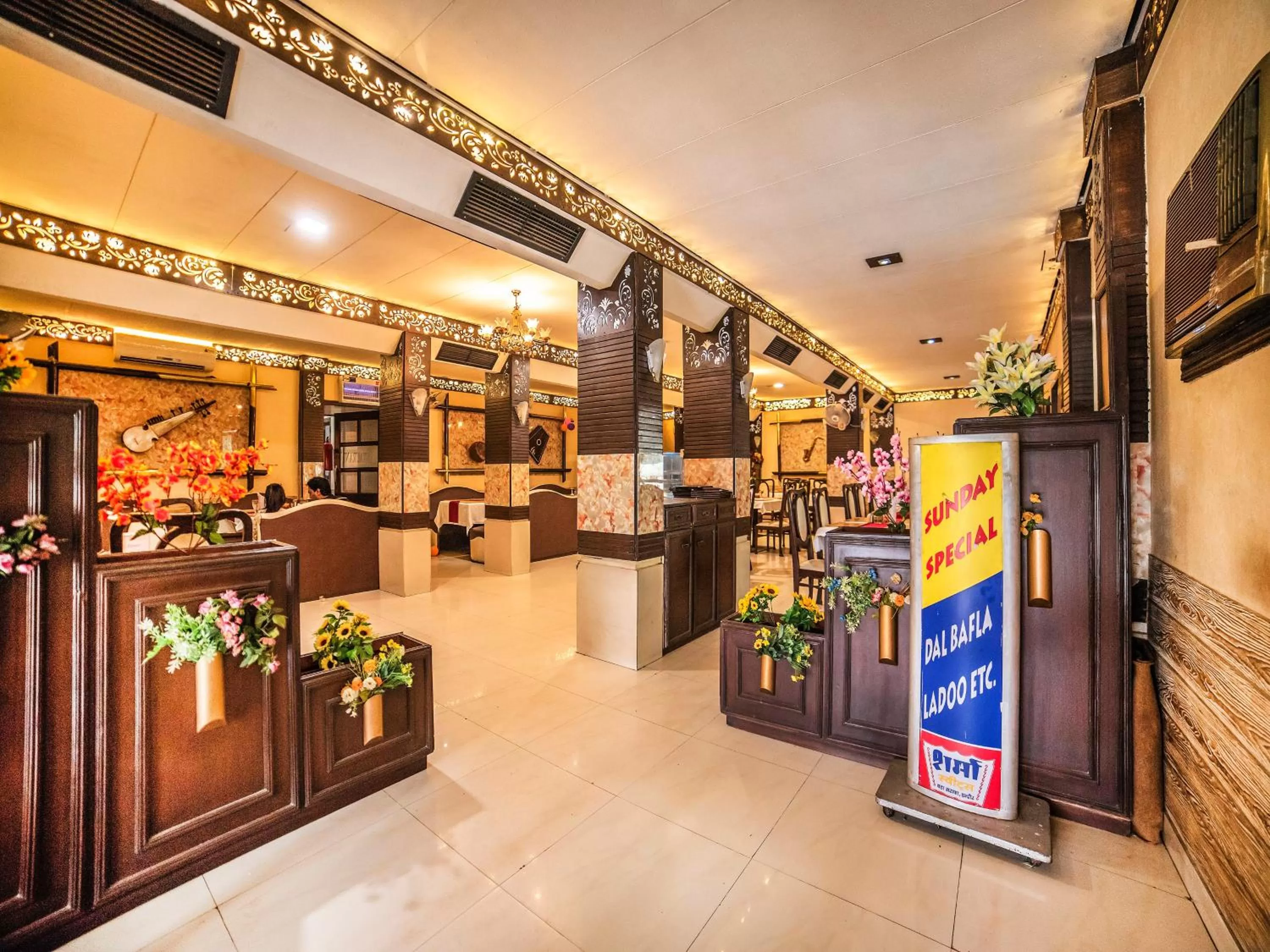 Restaurant/places to eat in FabHotel Santoor Geeta Bhawan Square