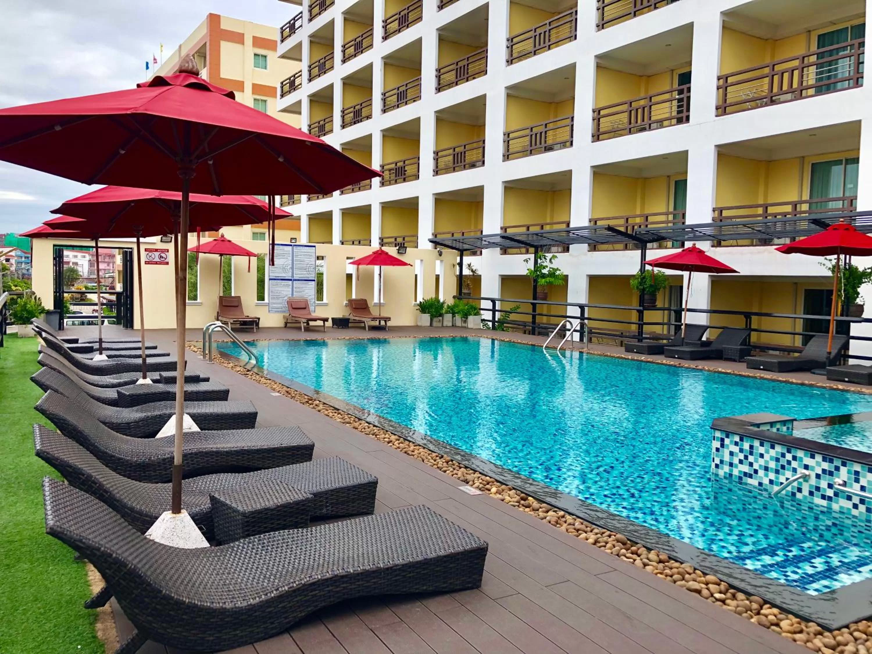 Swimming pool in Golden Sea Pattaya - SHA Extra Plus