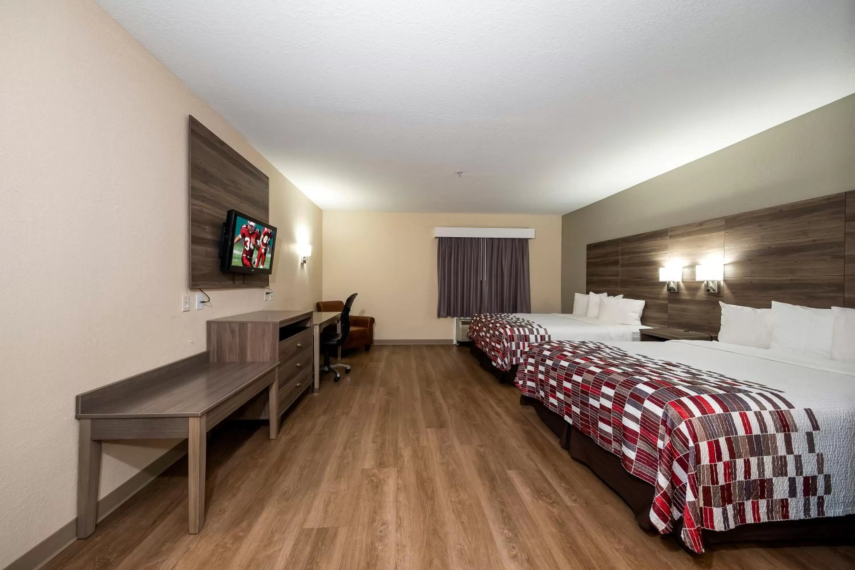 Photo of the whole room, Bed in Red Roof Inn Panama City