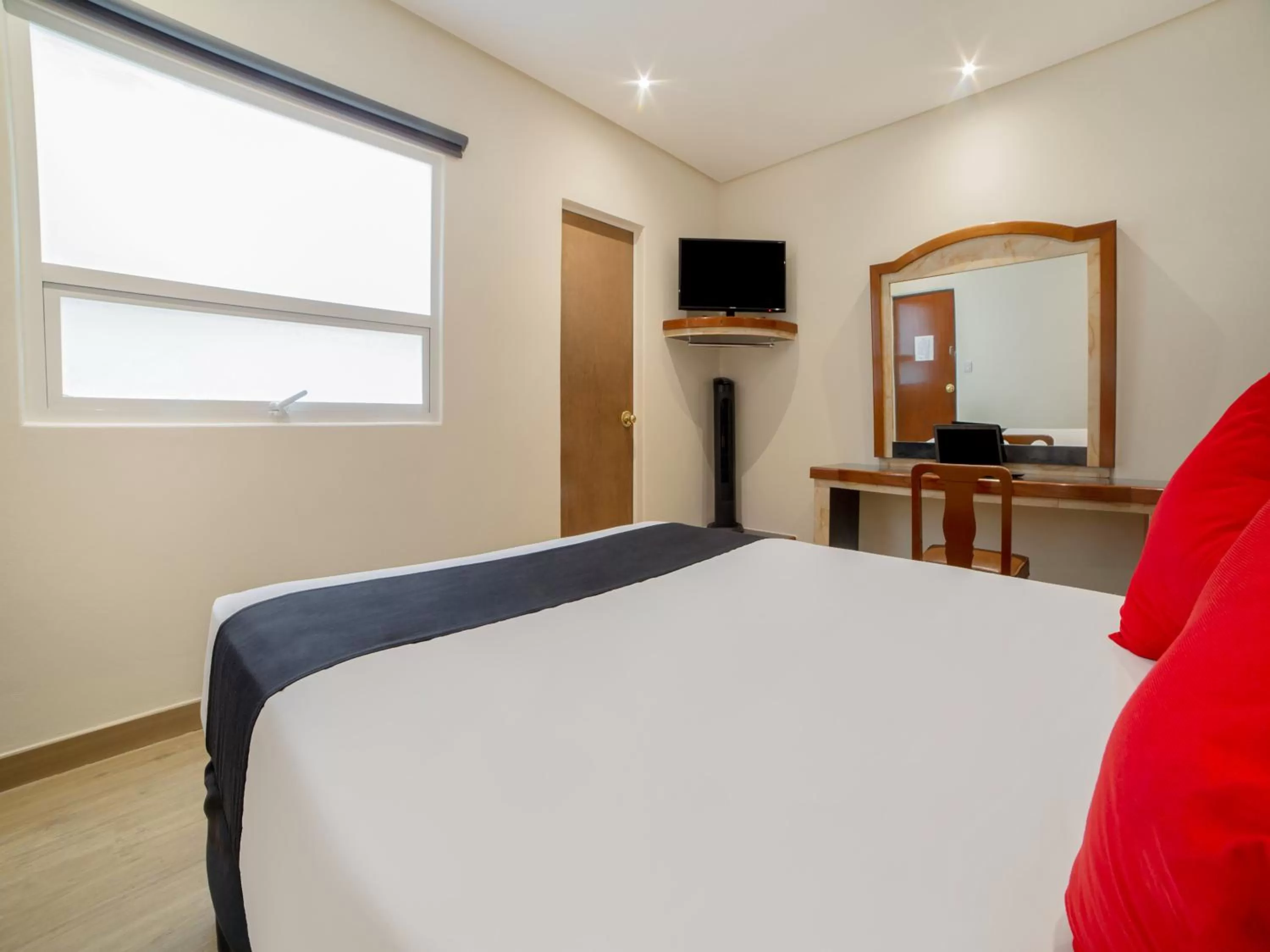 Bedroom, Bed in Hotel Monarca