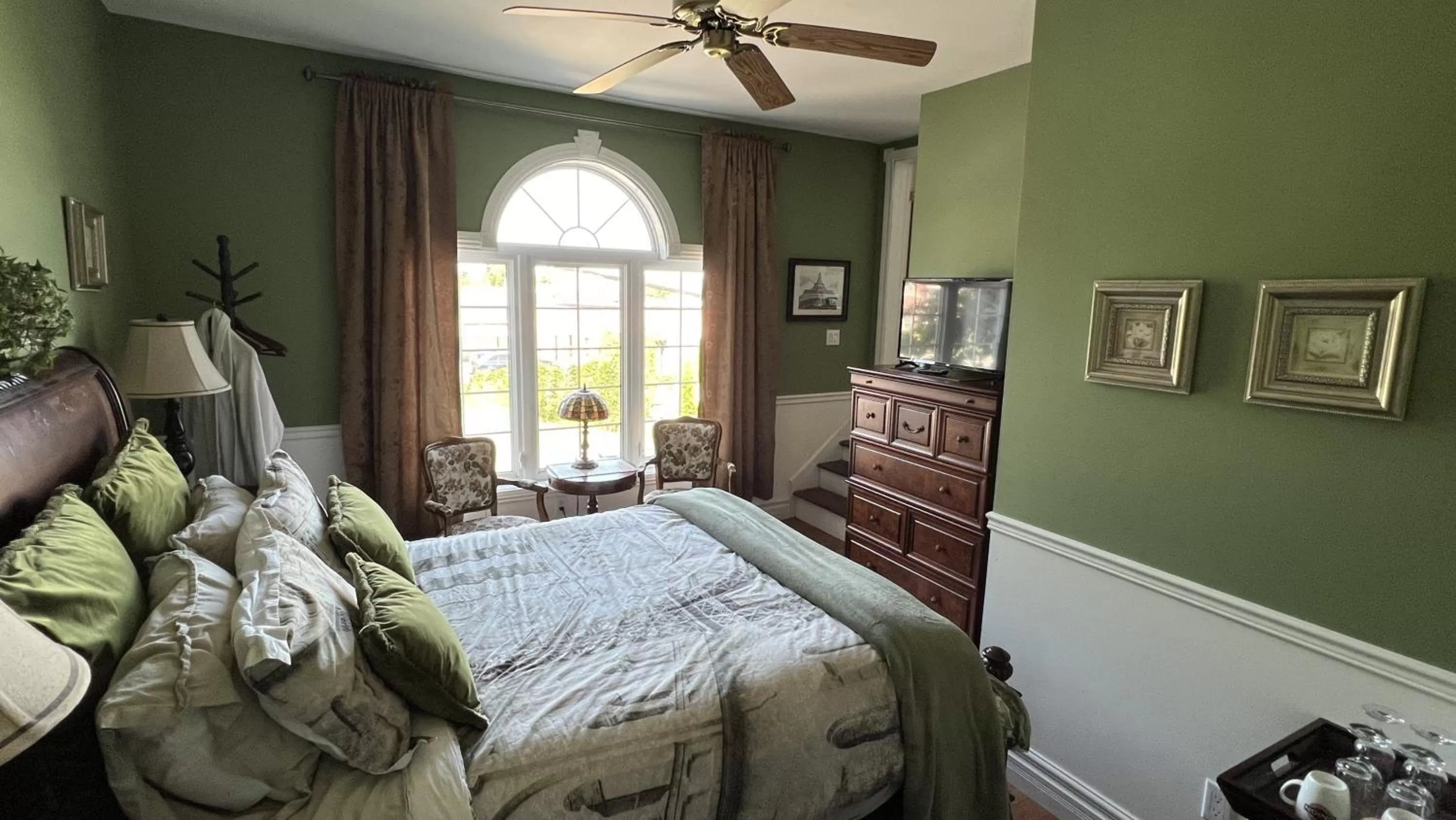 Photo of the whole room, Bed in Gîte du Caméléon