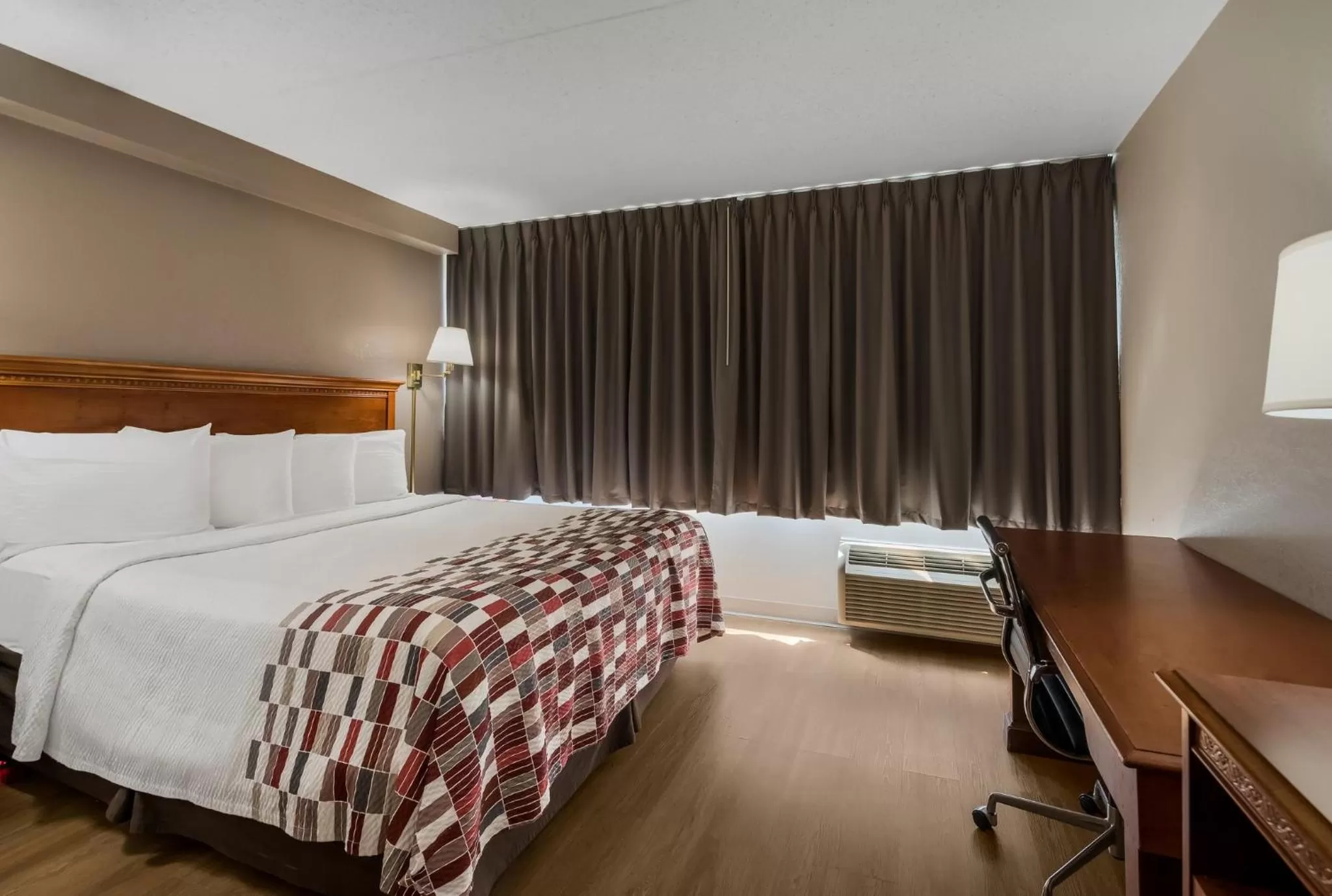 King Suite with Spa Bath in Red Roof Inn and Suites Newark - University