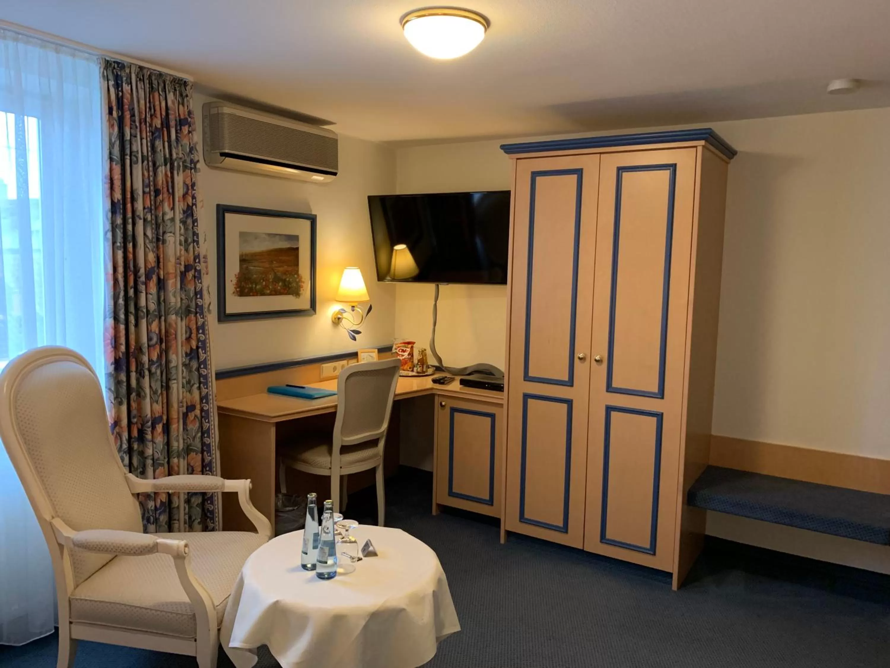 TV/Entertainment Center in Hotel-Restaurant Schwanen