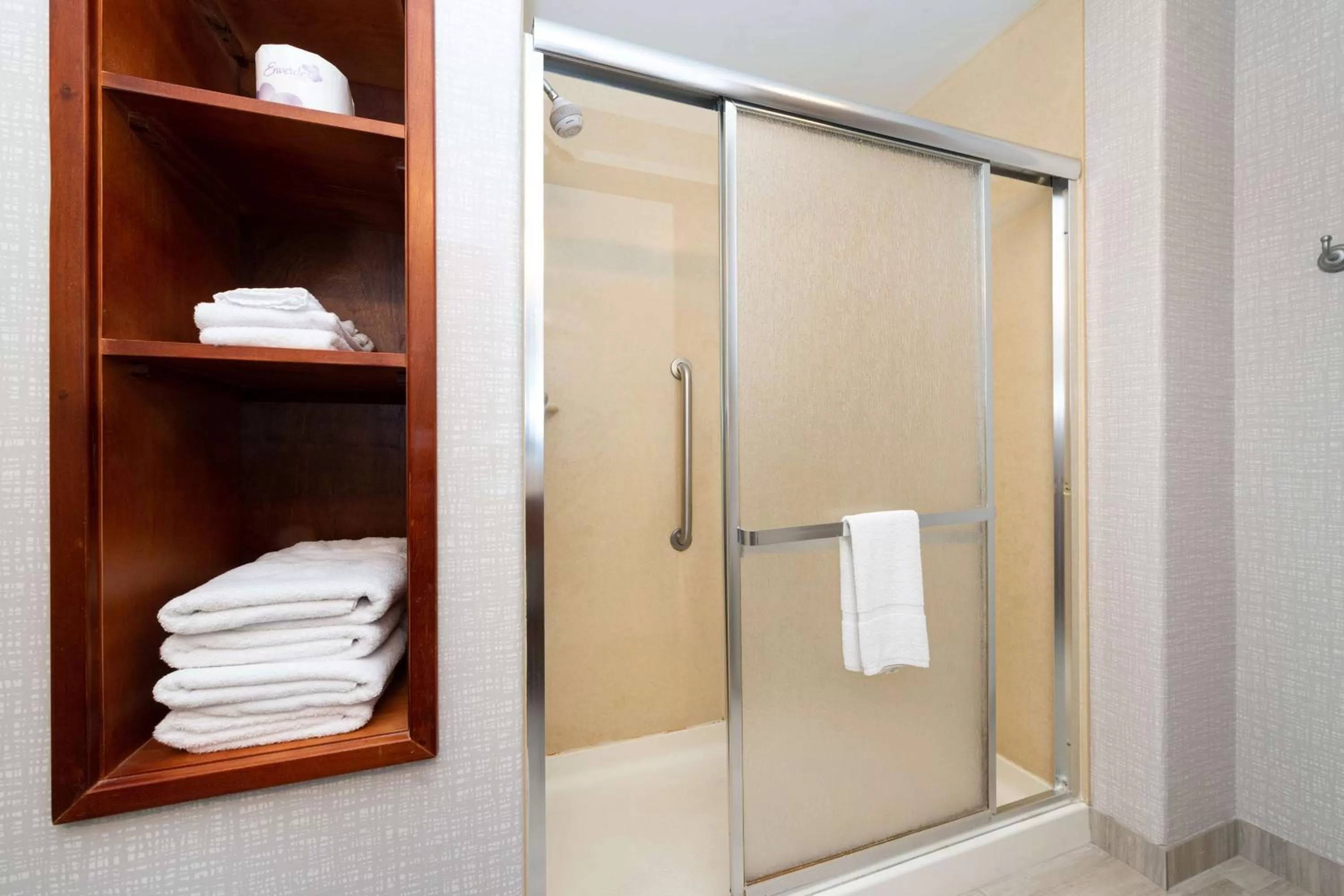 Bathroom in Hampton Inn Kansas City Northeast