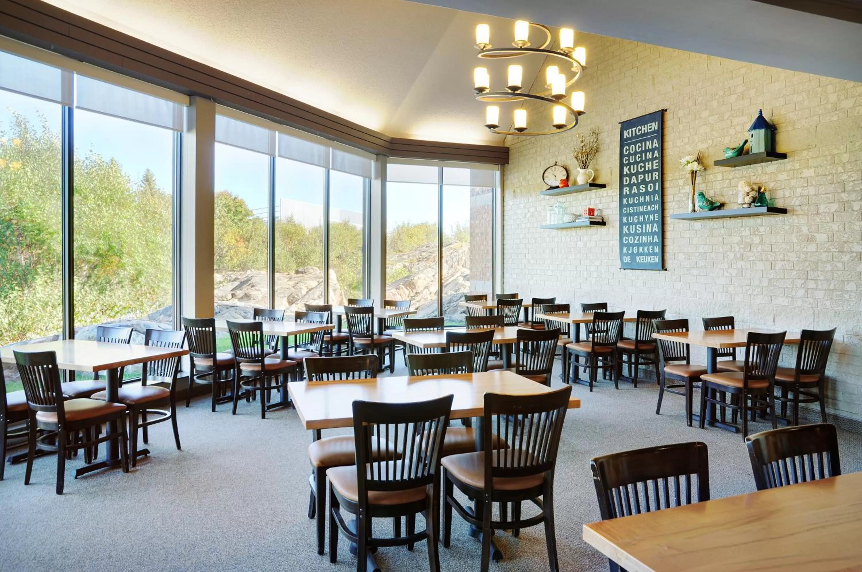 Dining area in Travelway Inn Sudbury