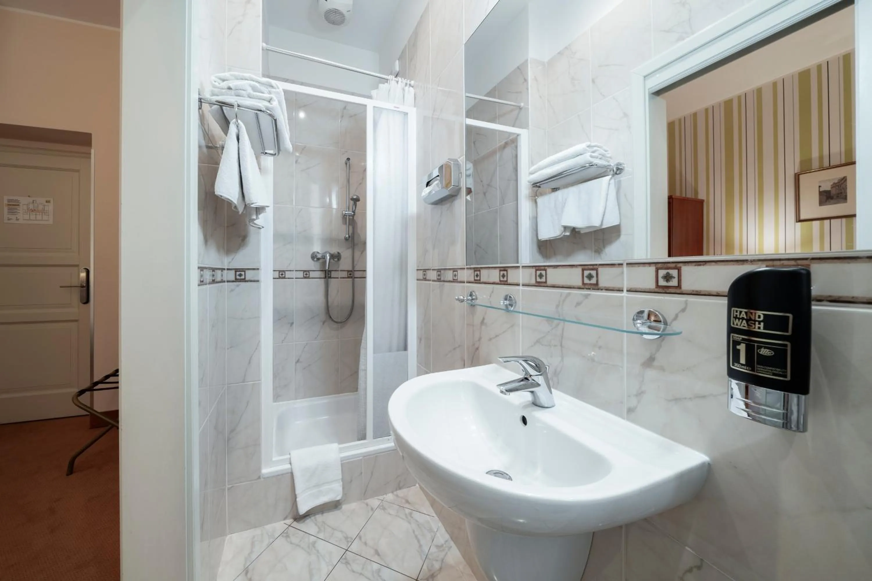 Bathroom in Hotel Raffaello Prague