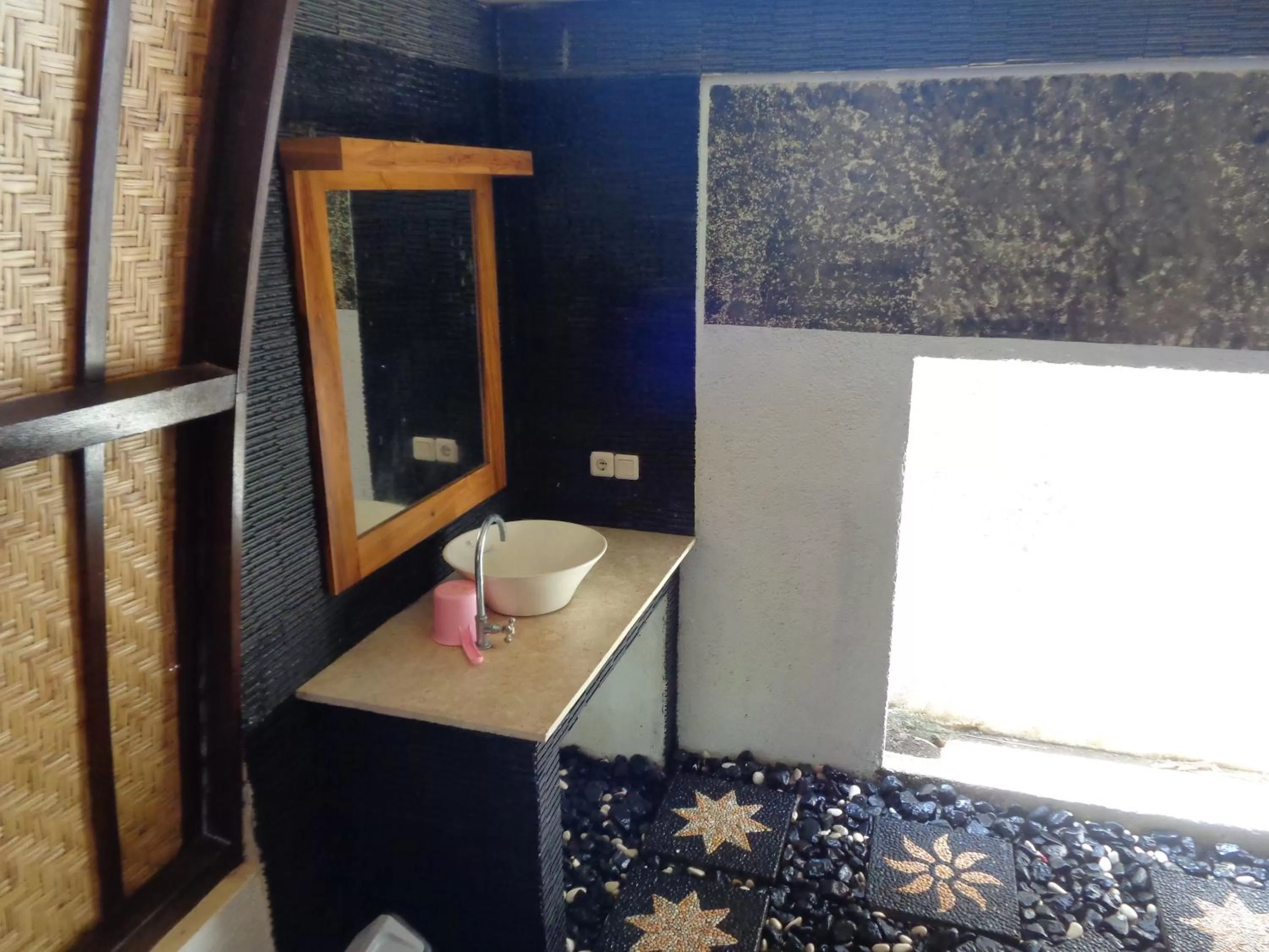 Bathroom, TV/Entertainment Center in Sandy Beach Bungalows