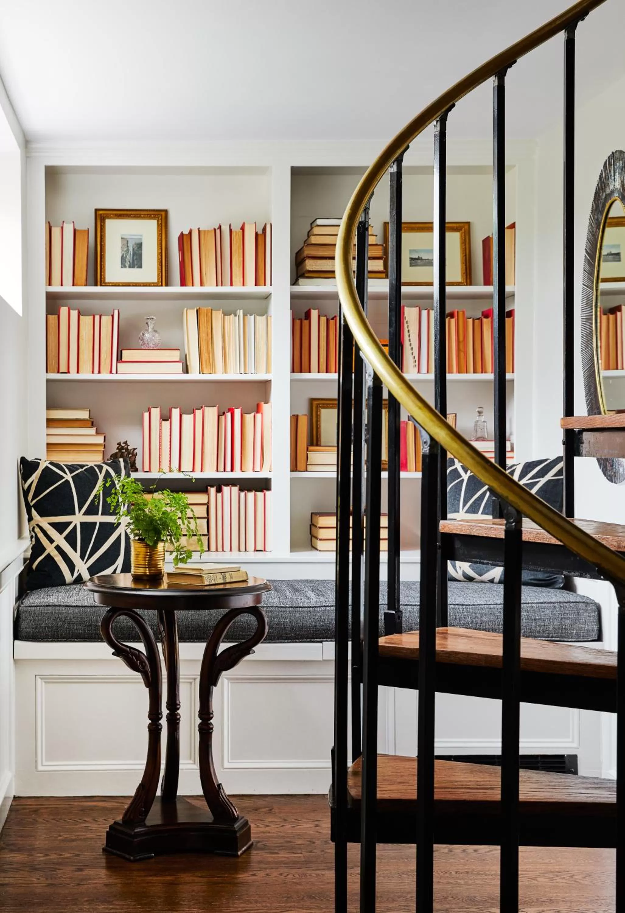 Library, Bed in The Cliffside Inn