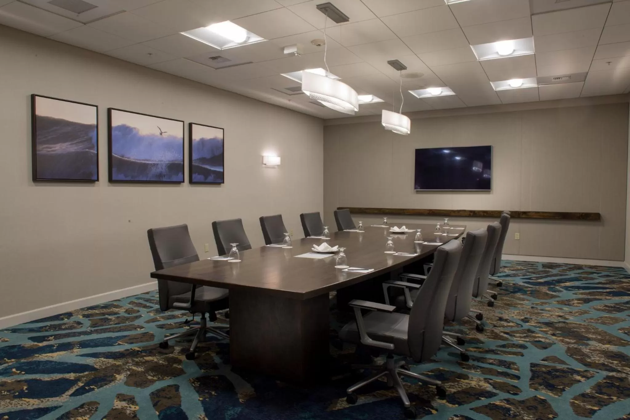 Meeting/conference room in Crowne Plaza Ventura Beach by IHG