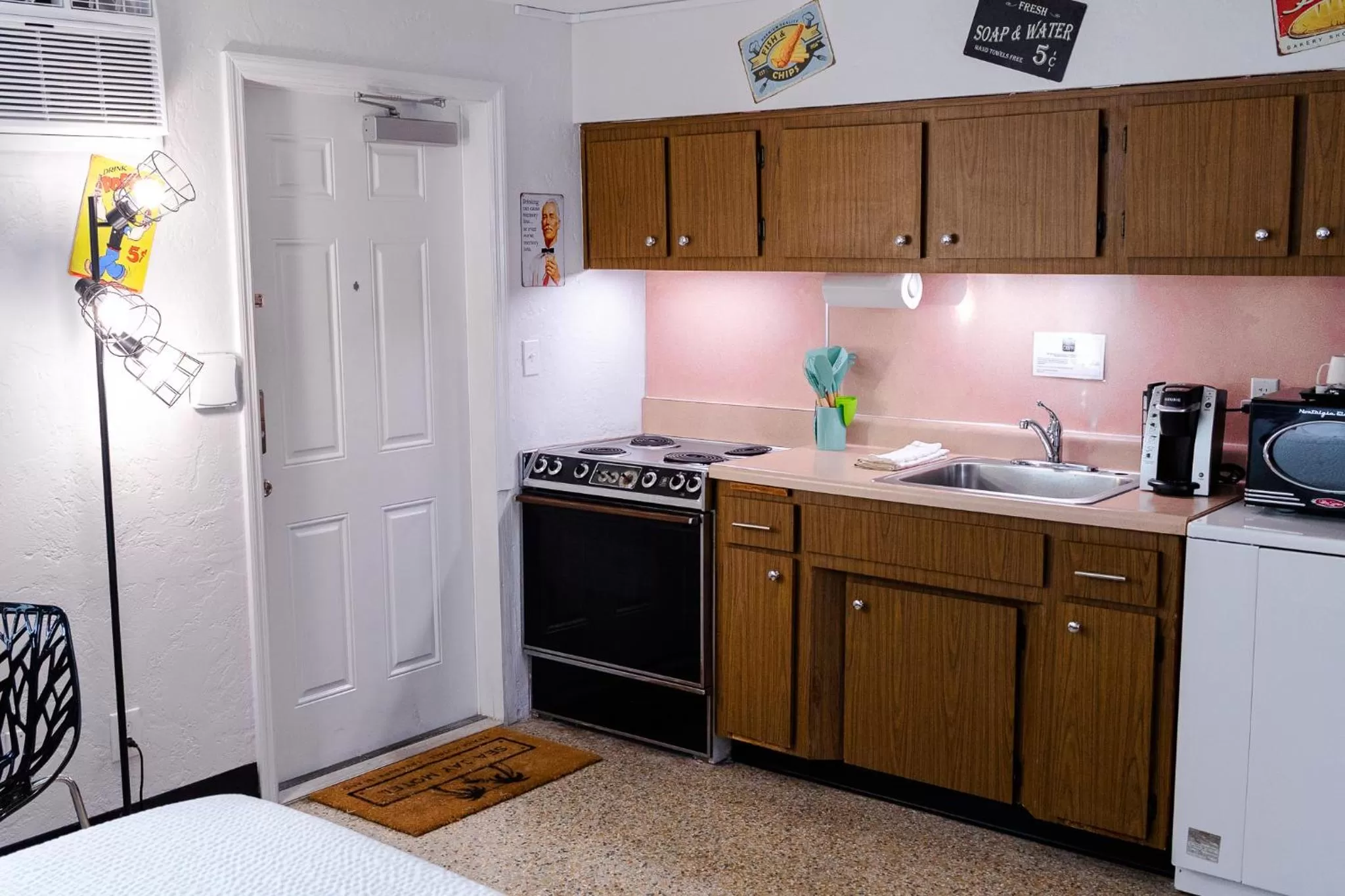 Kitchen or kitchenette in Sea Jay Motel and Marina