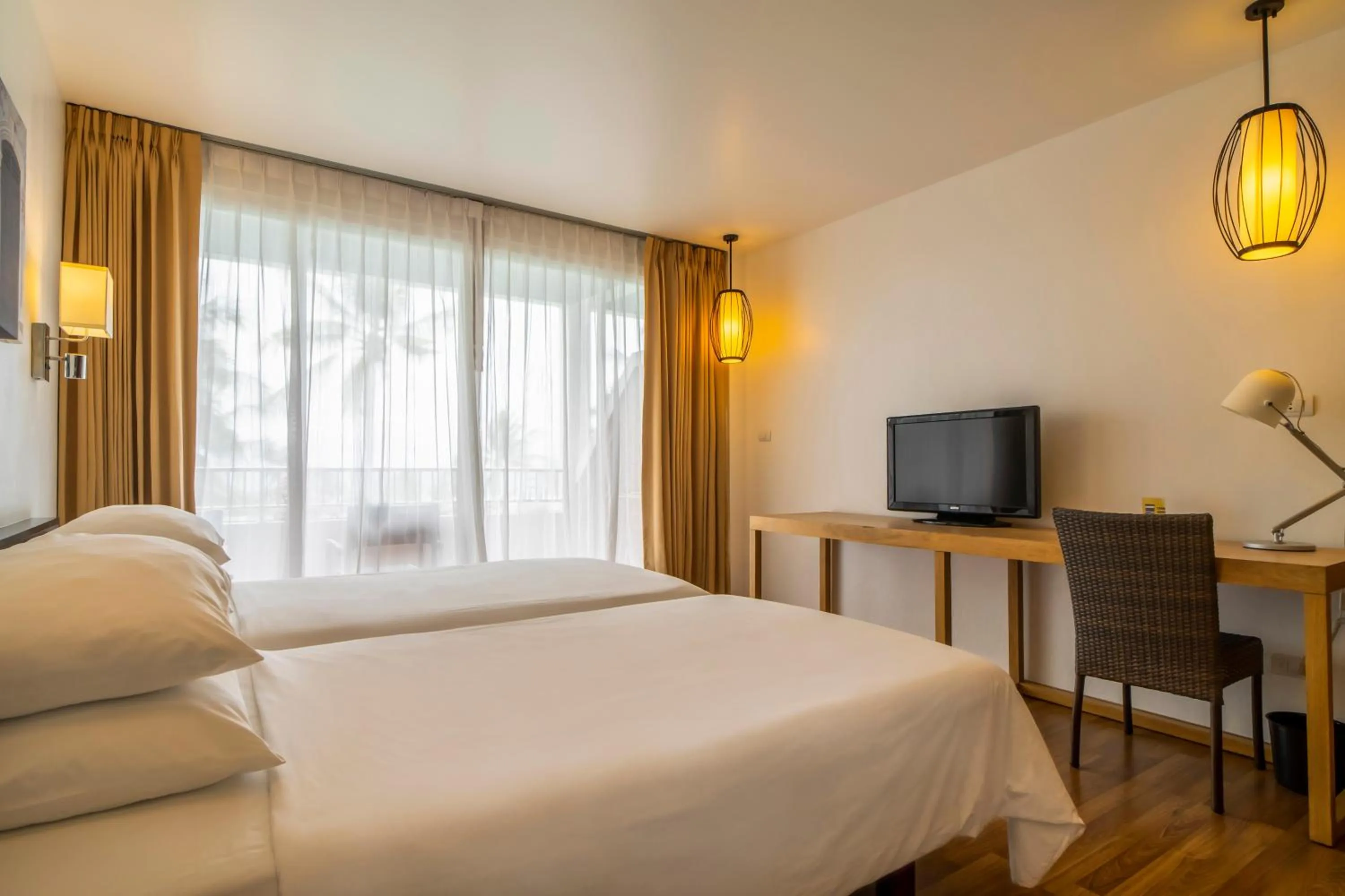 Bed in Best Western Phuket Ocean Resort