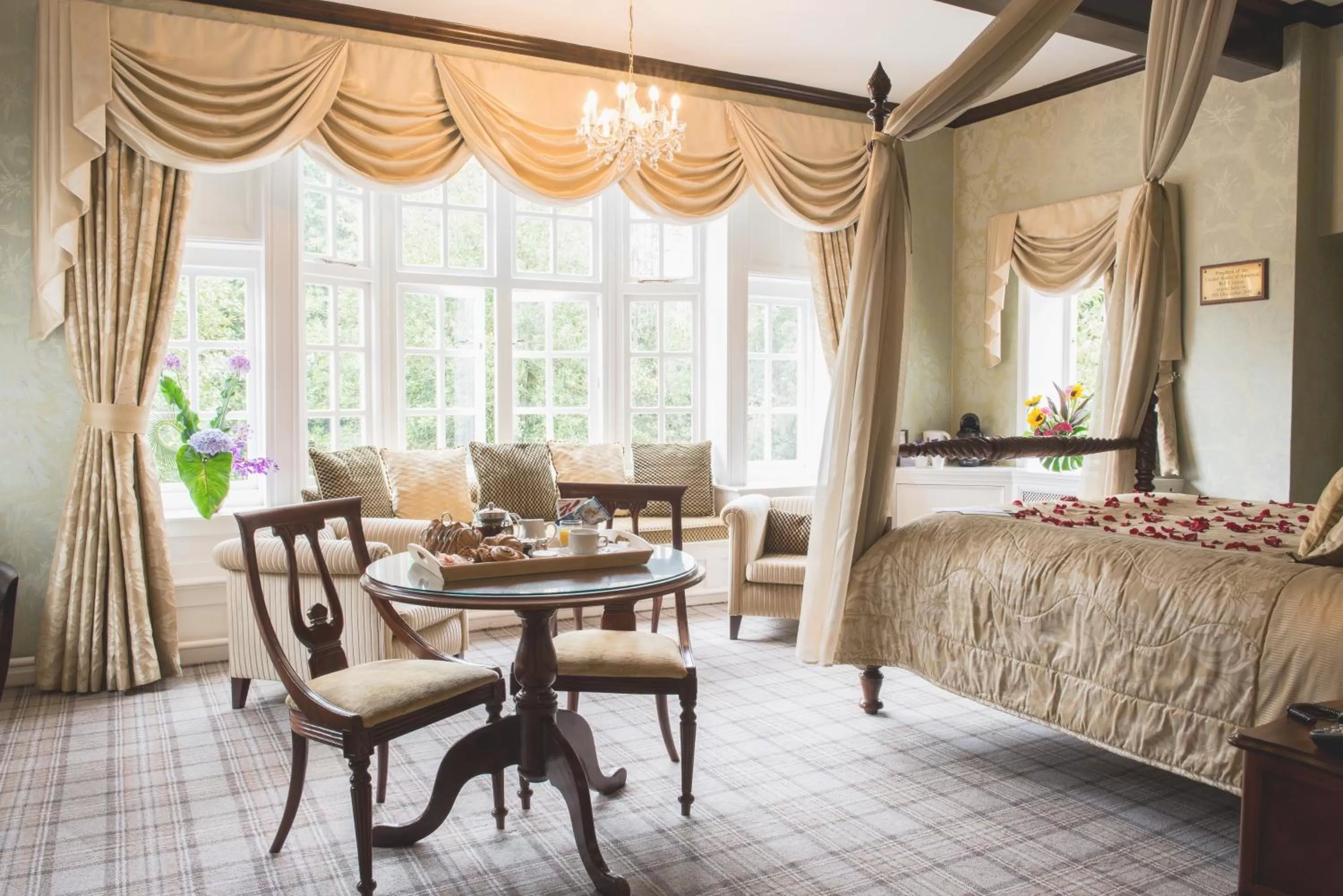 Bedroom, Bed in Mere Court Hotel