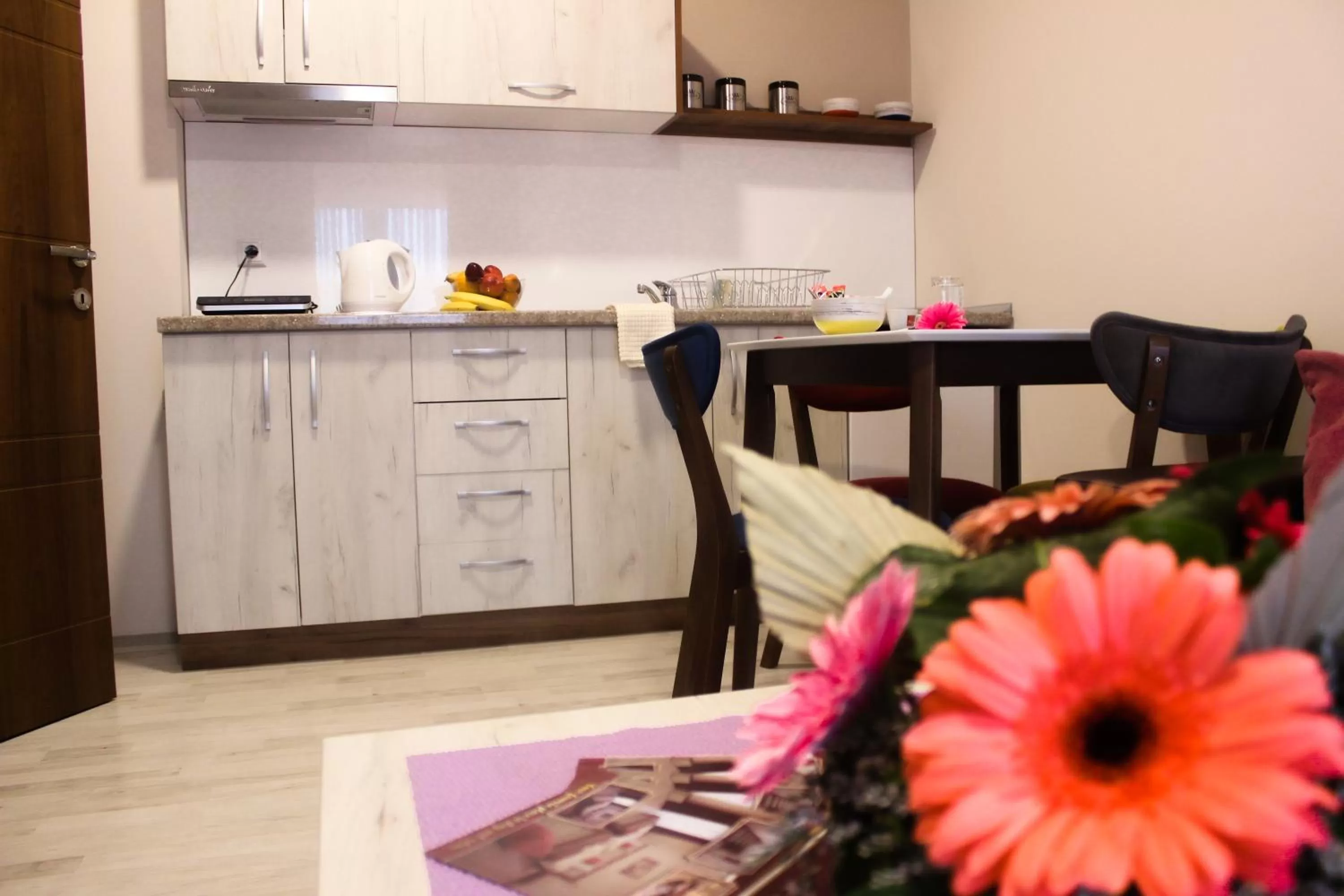 Kitchen/Kitchenette in Boulevard Apartments