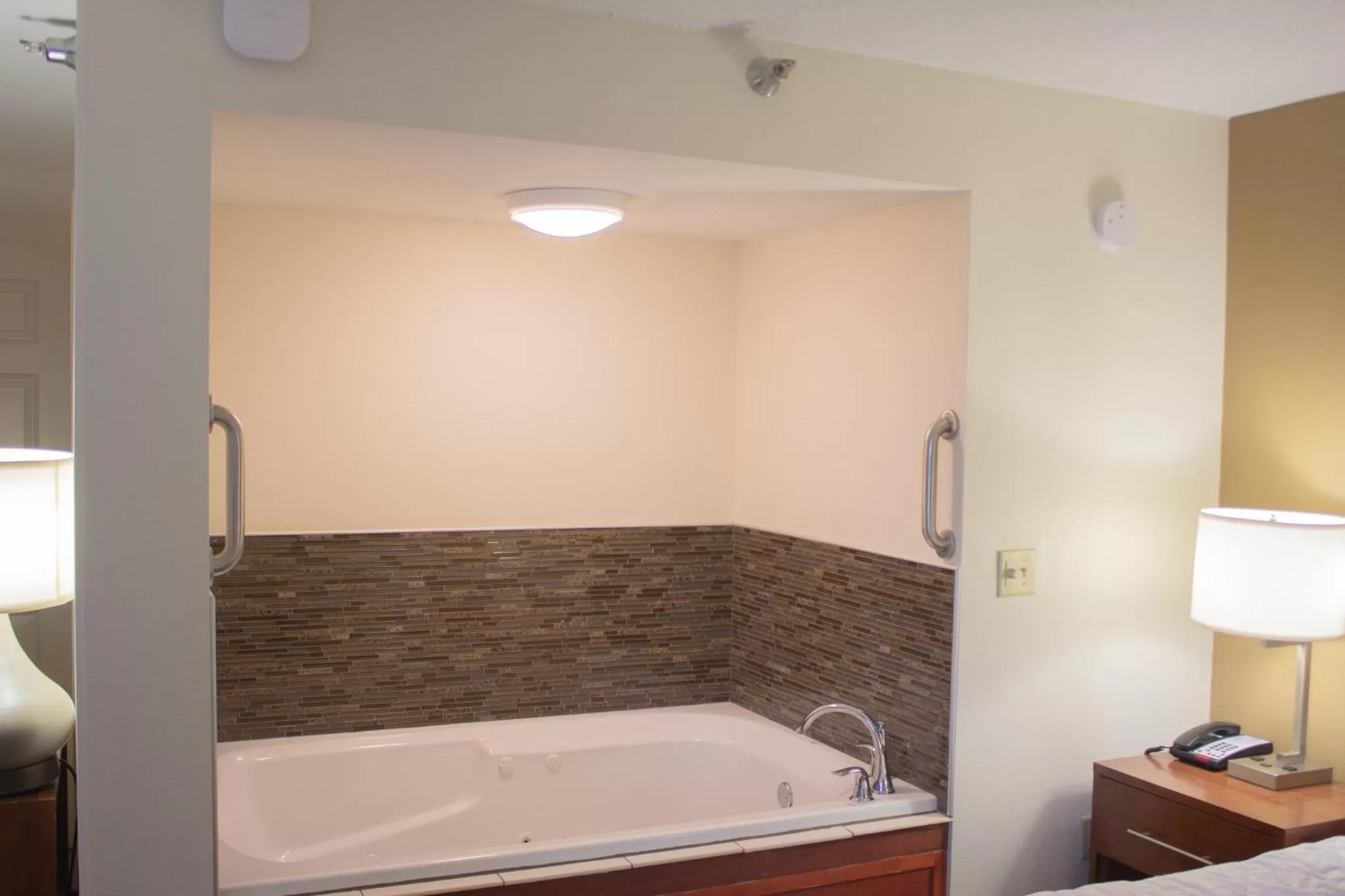 Bath in The Inn at Apple Valley, an Ascend Collection Hotel