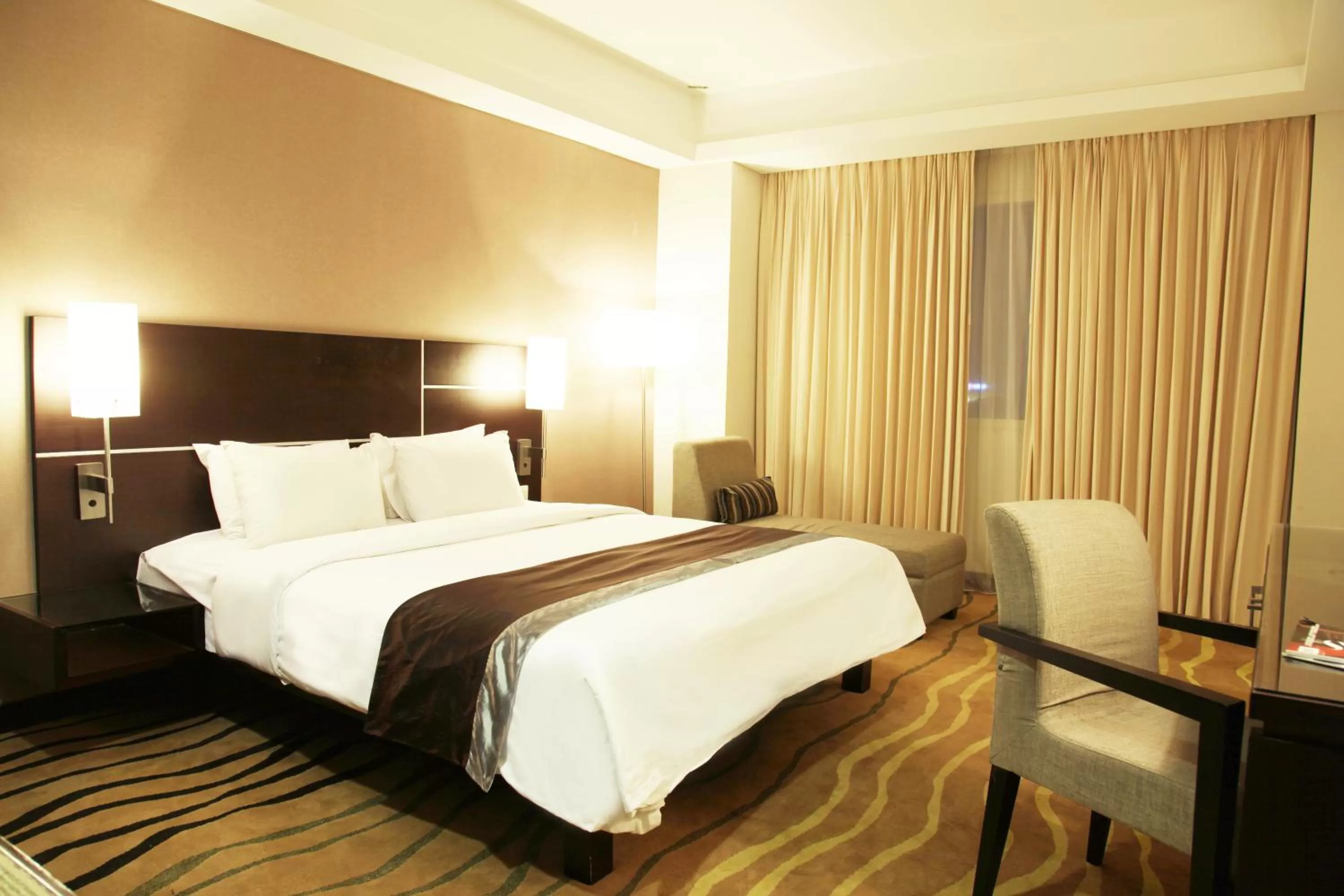 Photo of the whole room, Bed in Java Paragon Hotel & Residences