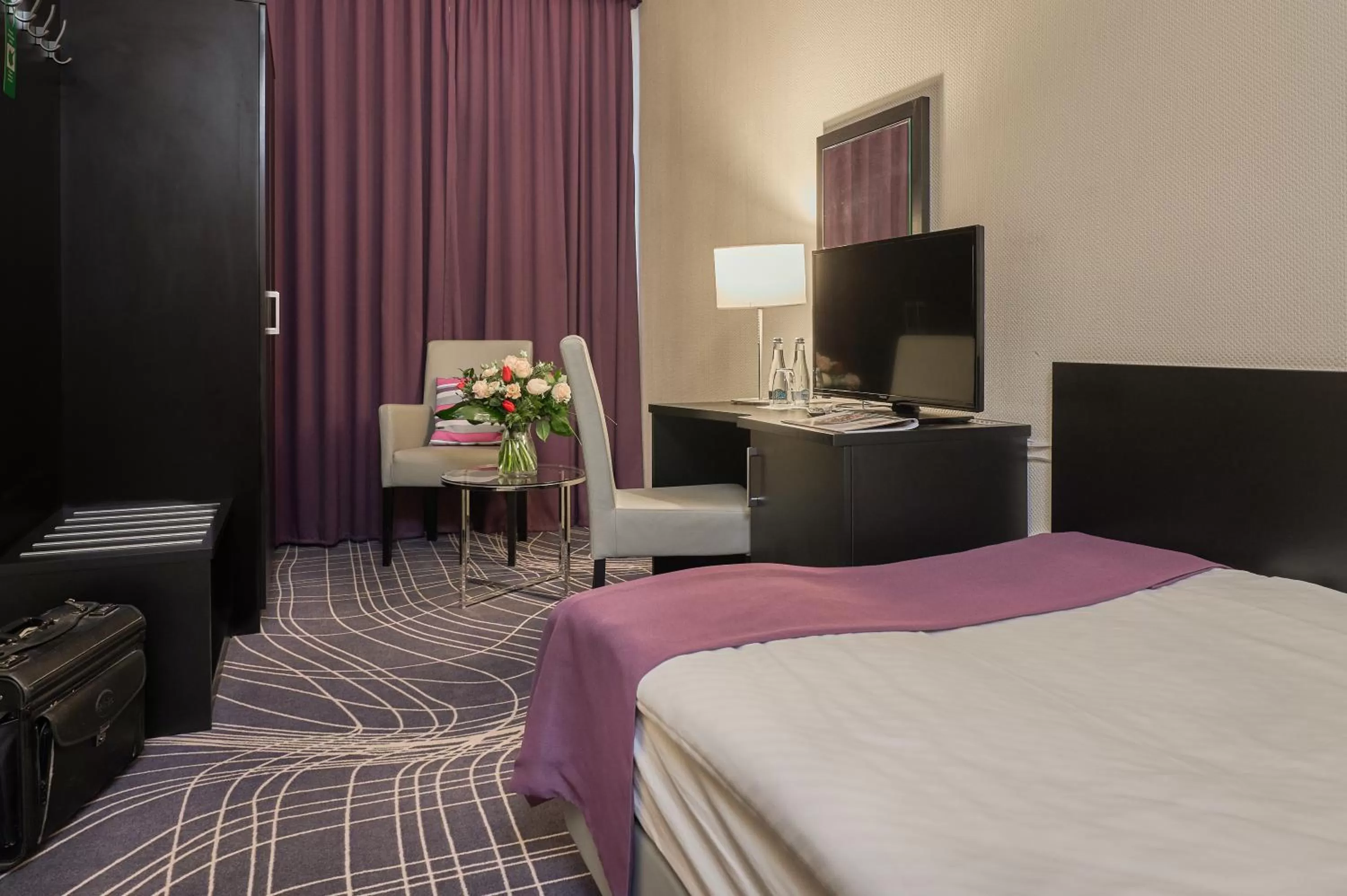 Bed in Sky Business Hotel