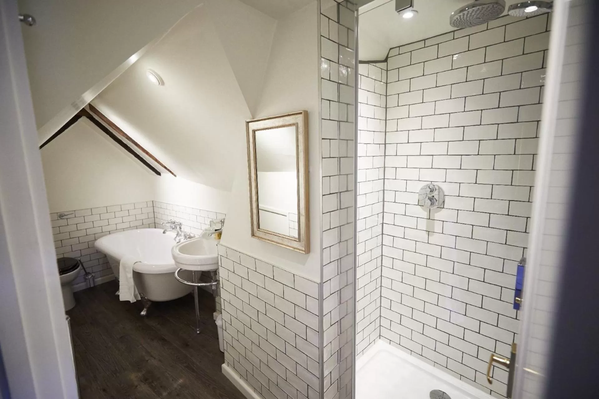 Bathroom in Wykeham Arms