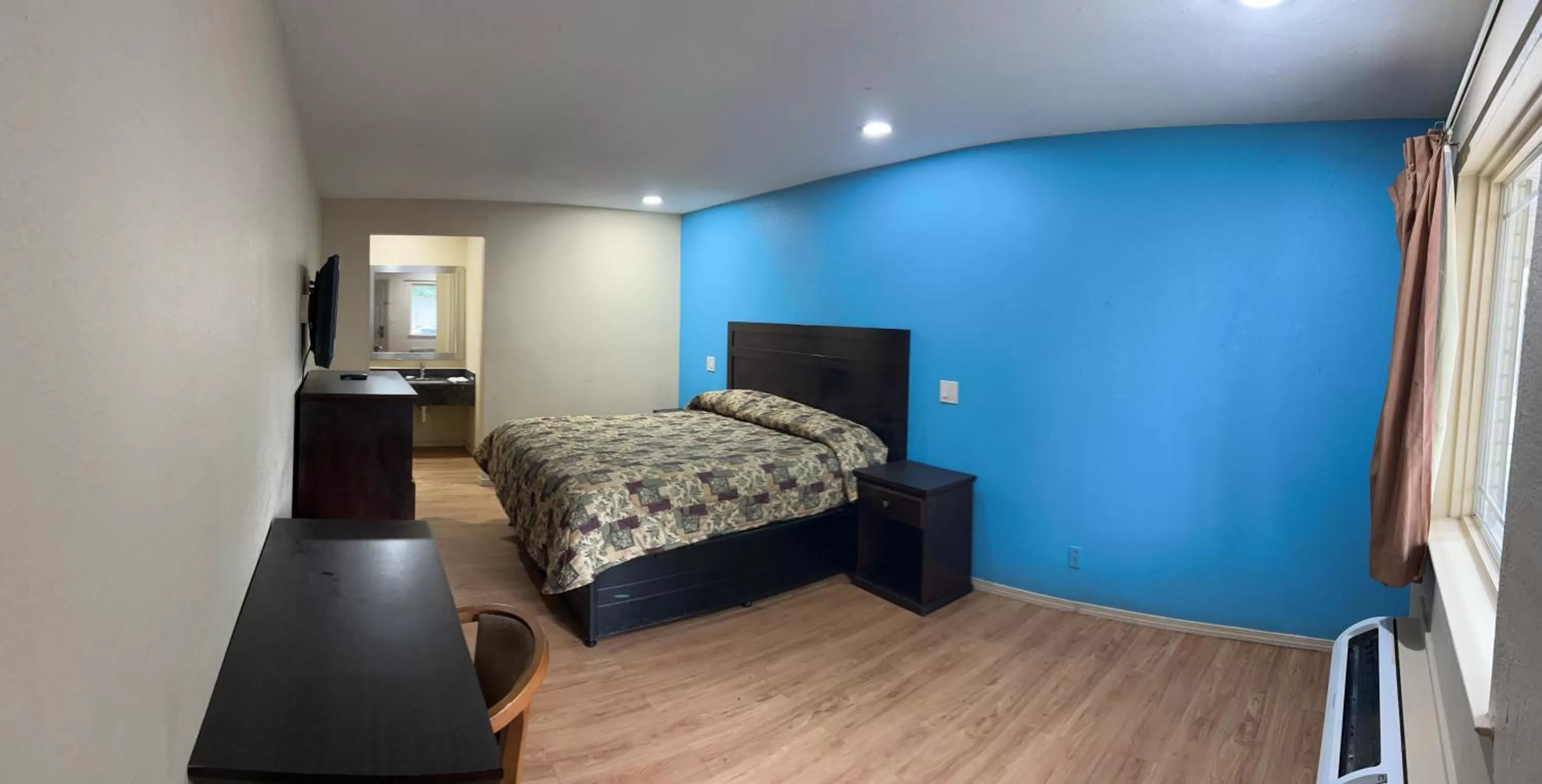 Bedroom, Bed in Super 7