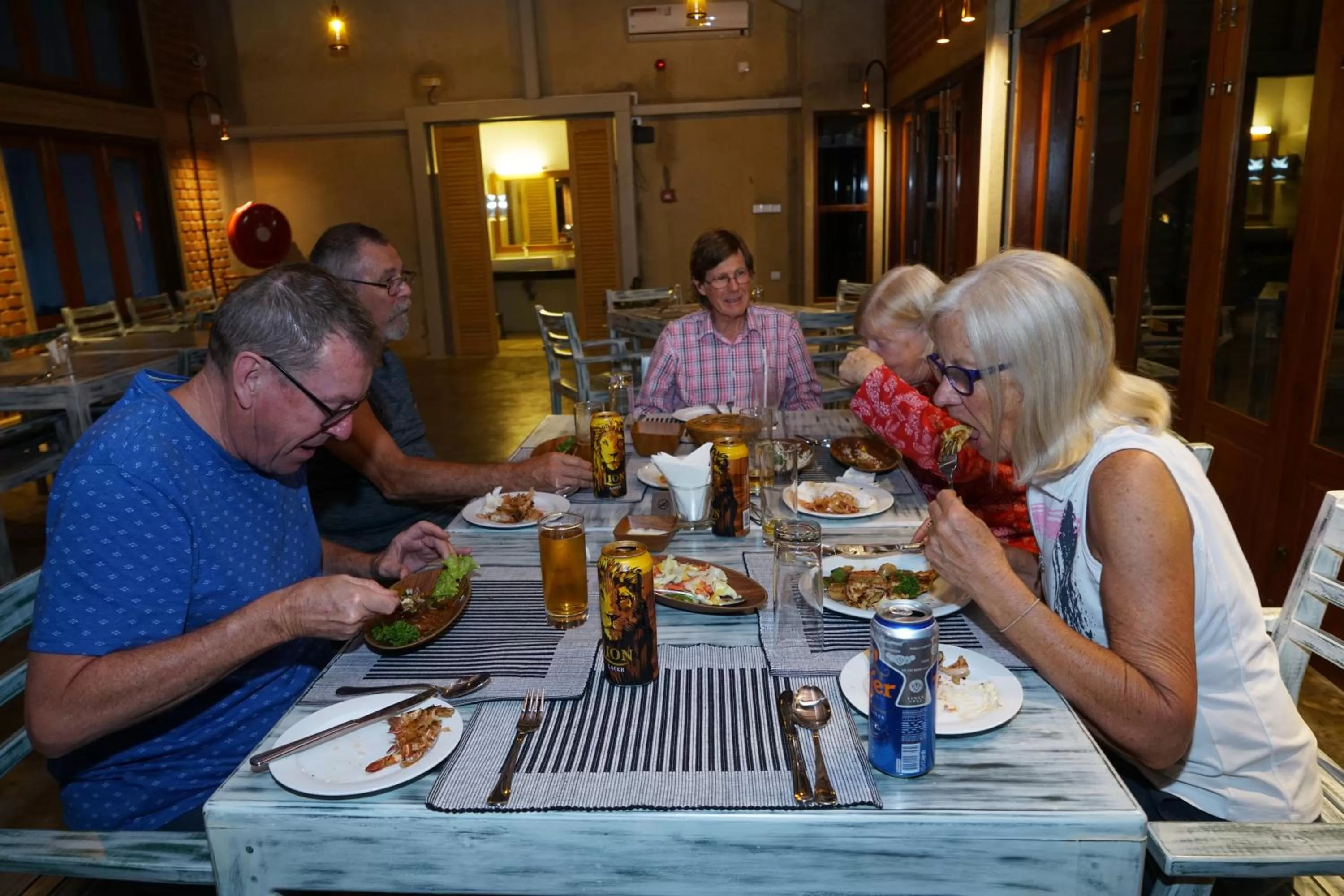 Restaurant/places to eat in Olinia Airport Hotel