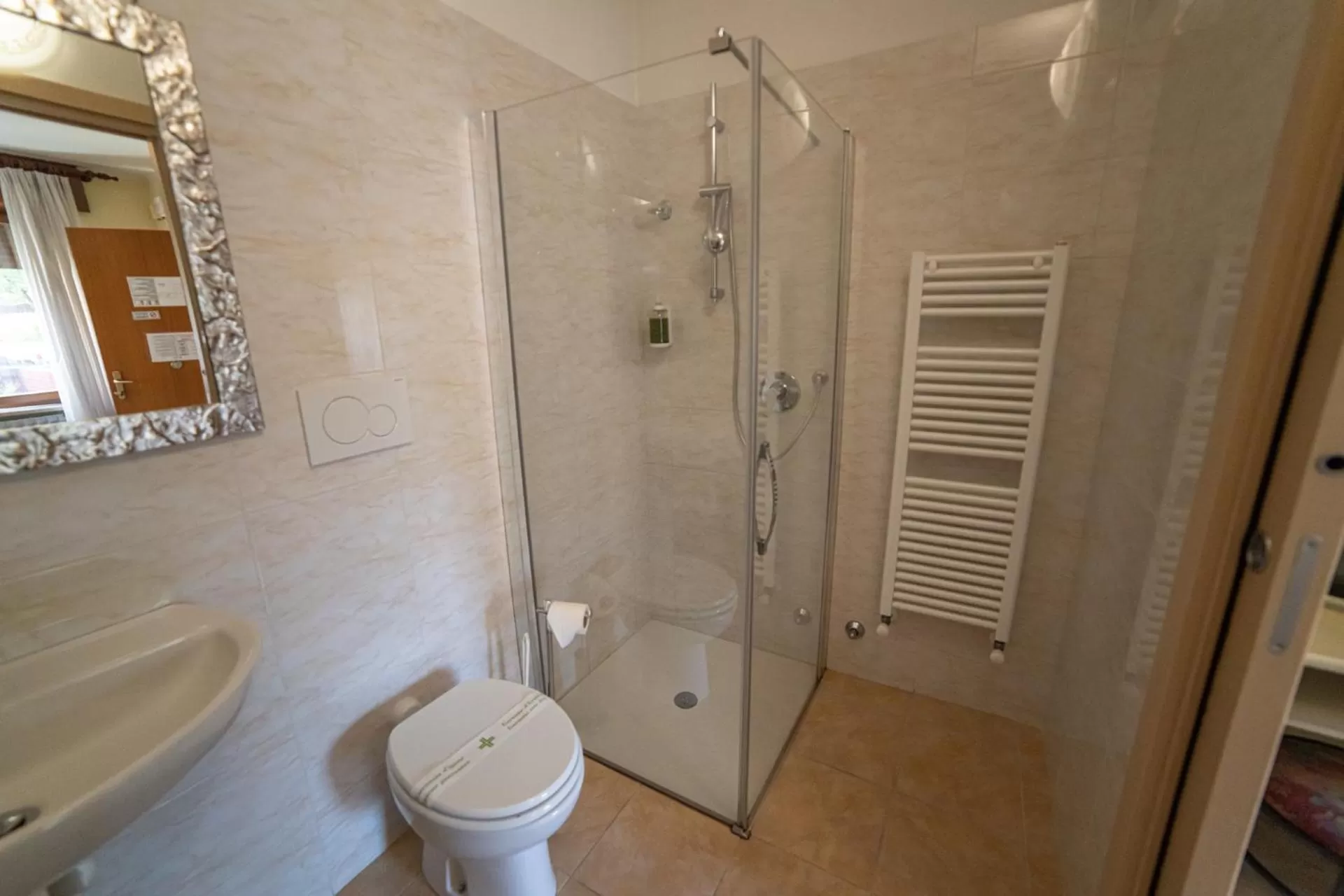 Shower in Hotel Siros
