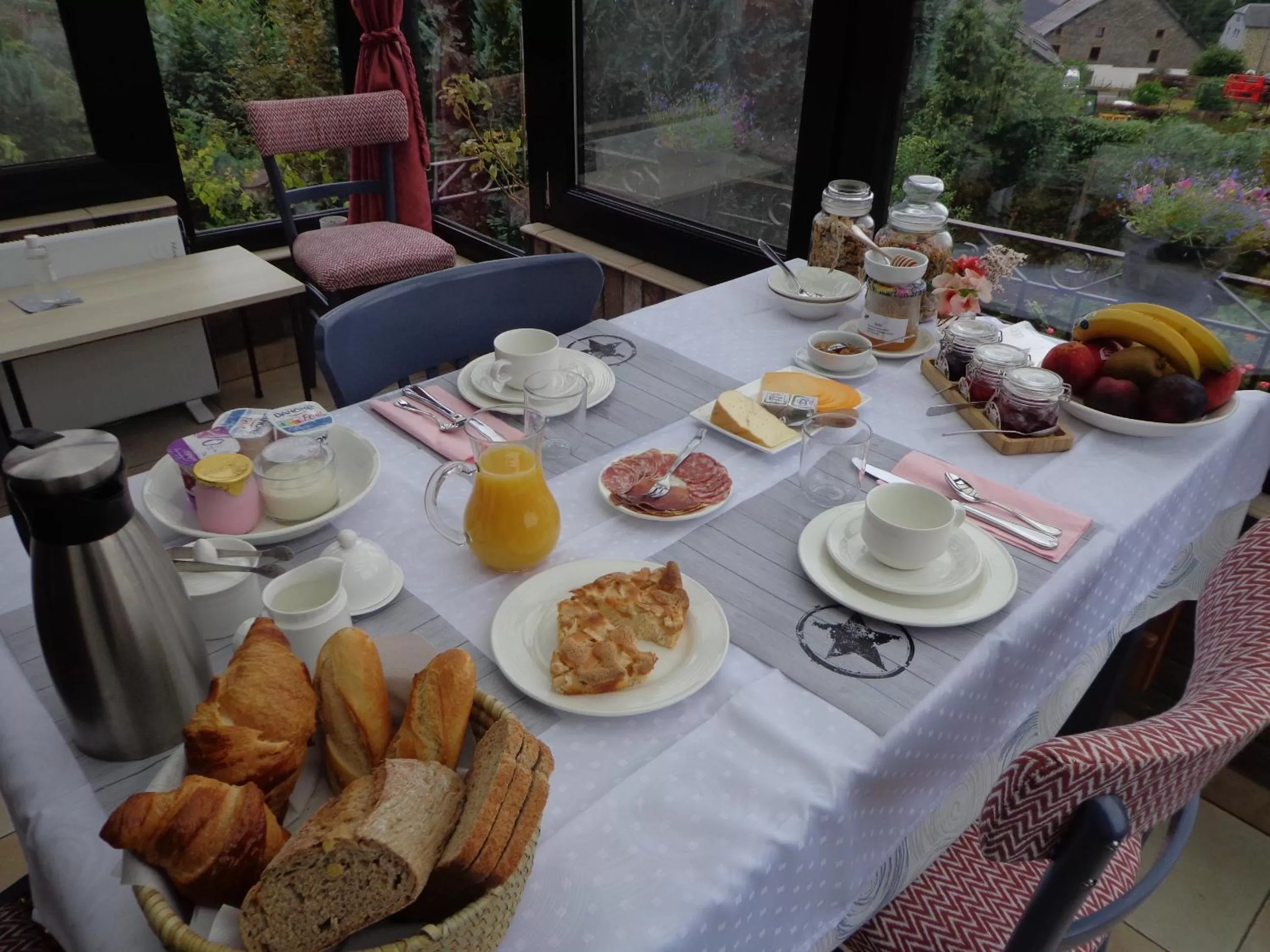 Continental breakfast in Le Chant du Merle