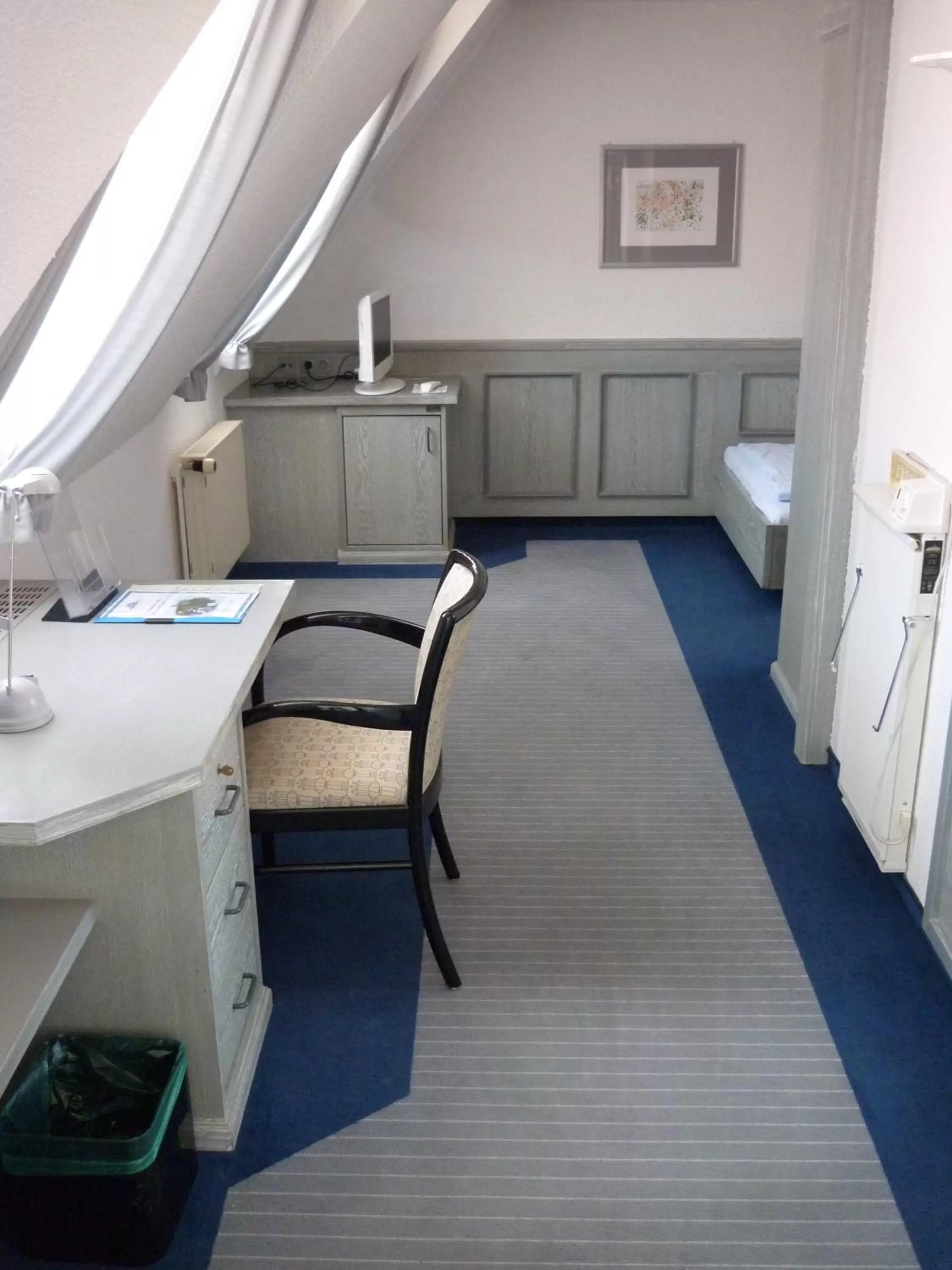 Photo of the whole room in Avenue Hotel