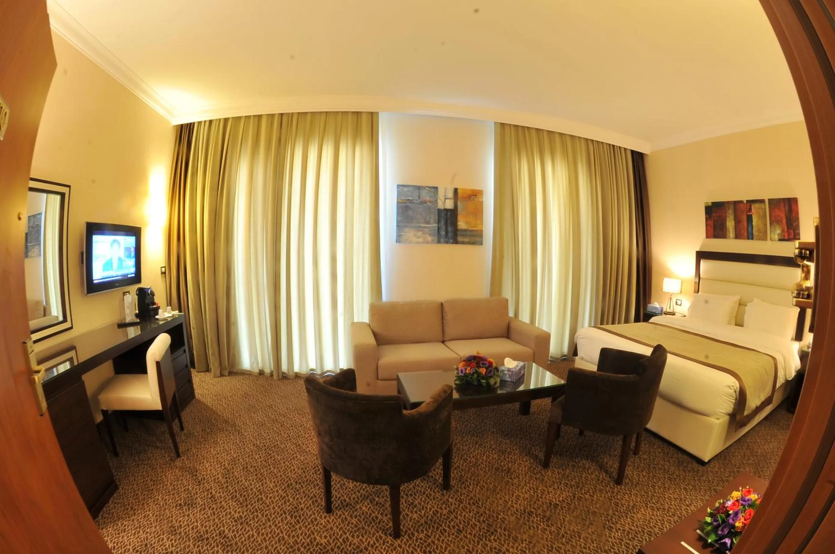 Photo of the whole room, Bed in Lancaster Raouche Hotel