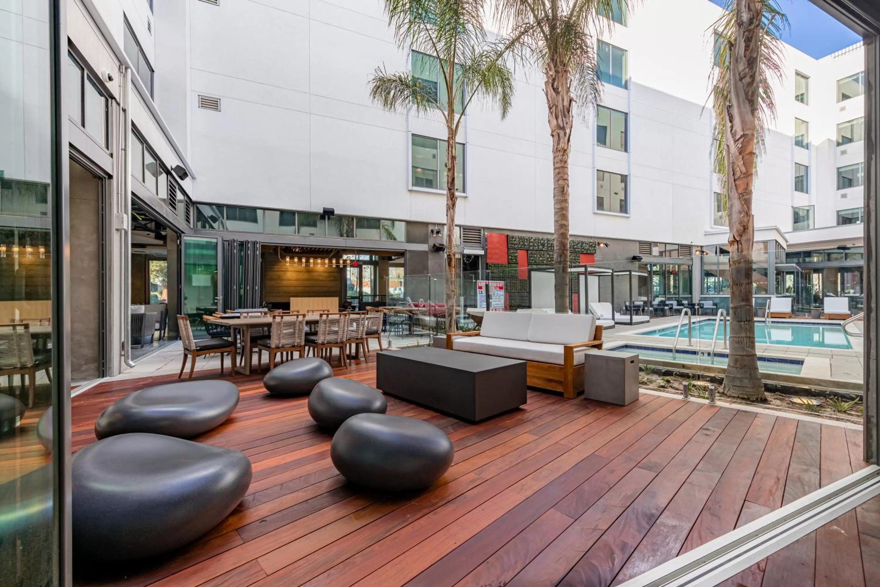 Patio in Shashi Hotel Mountain View Palo Alto