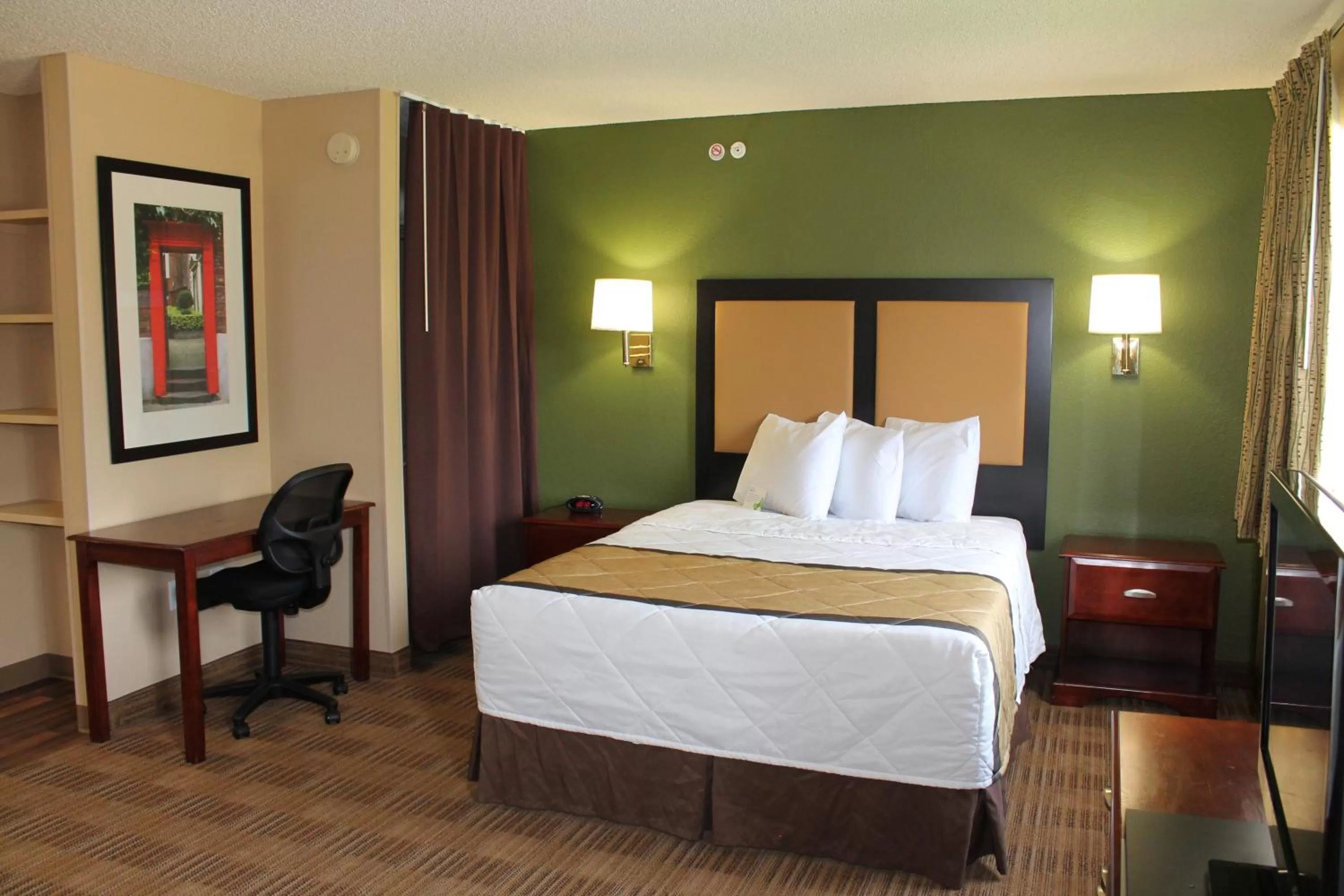 Bed in Extended Stay America Suites - Houston - Katy Freeway - Energy Corridor