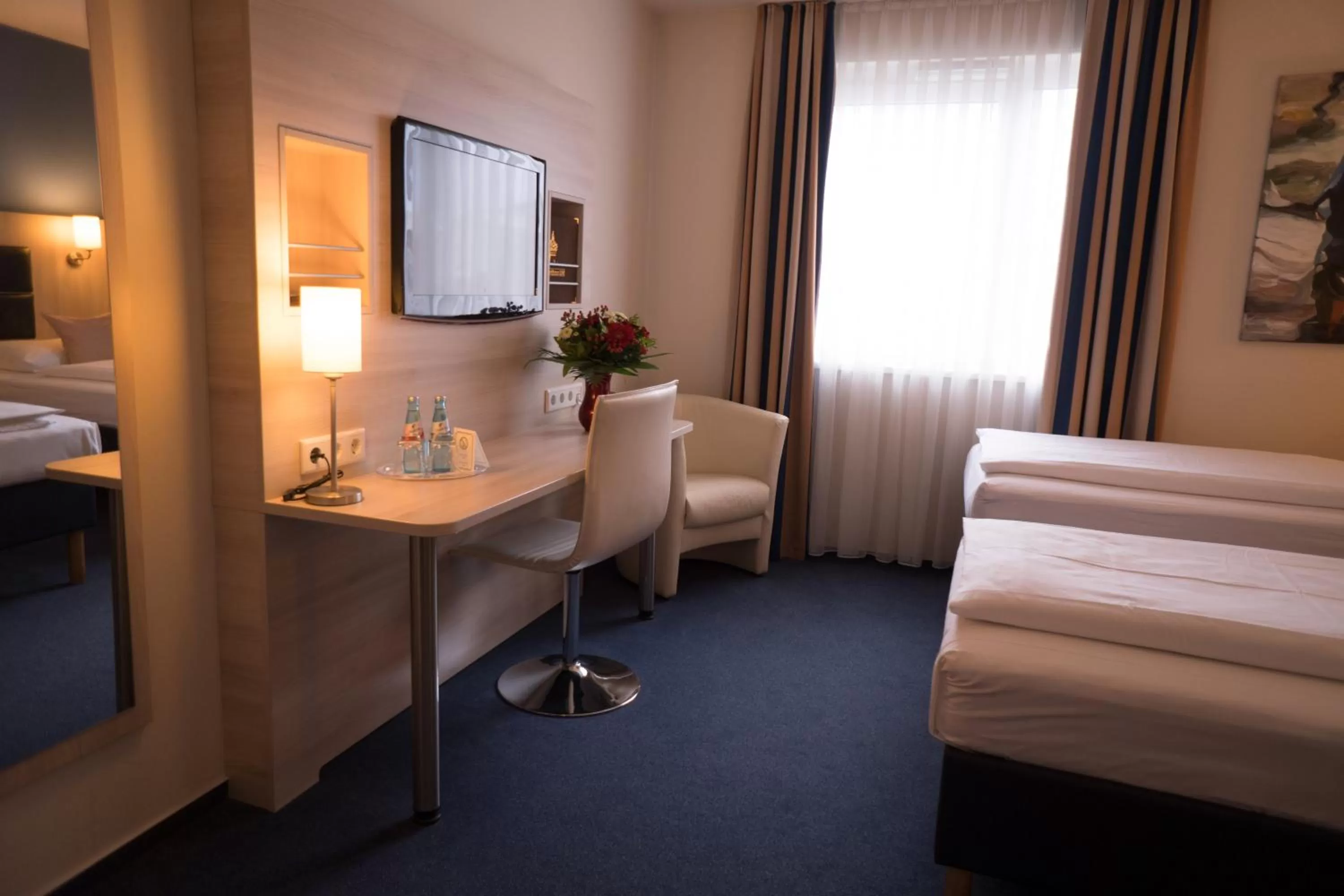 Photo of the whole room, Bed in Hotel Rödelheimer Hof - Am Wasserturm