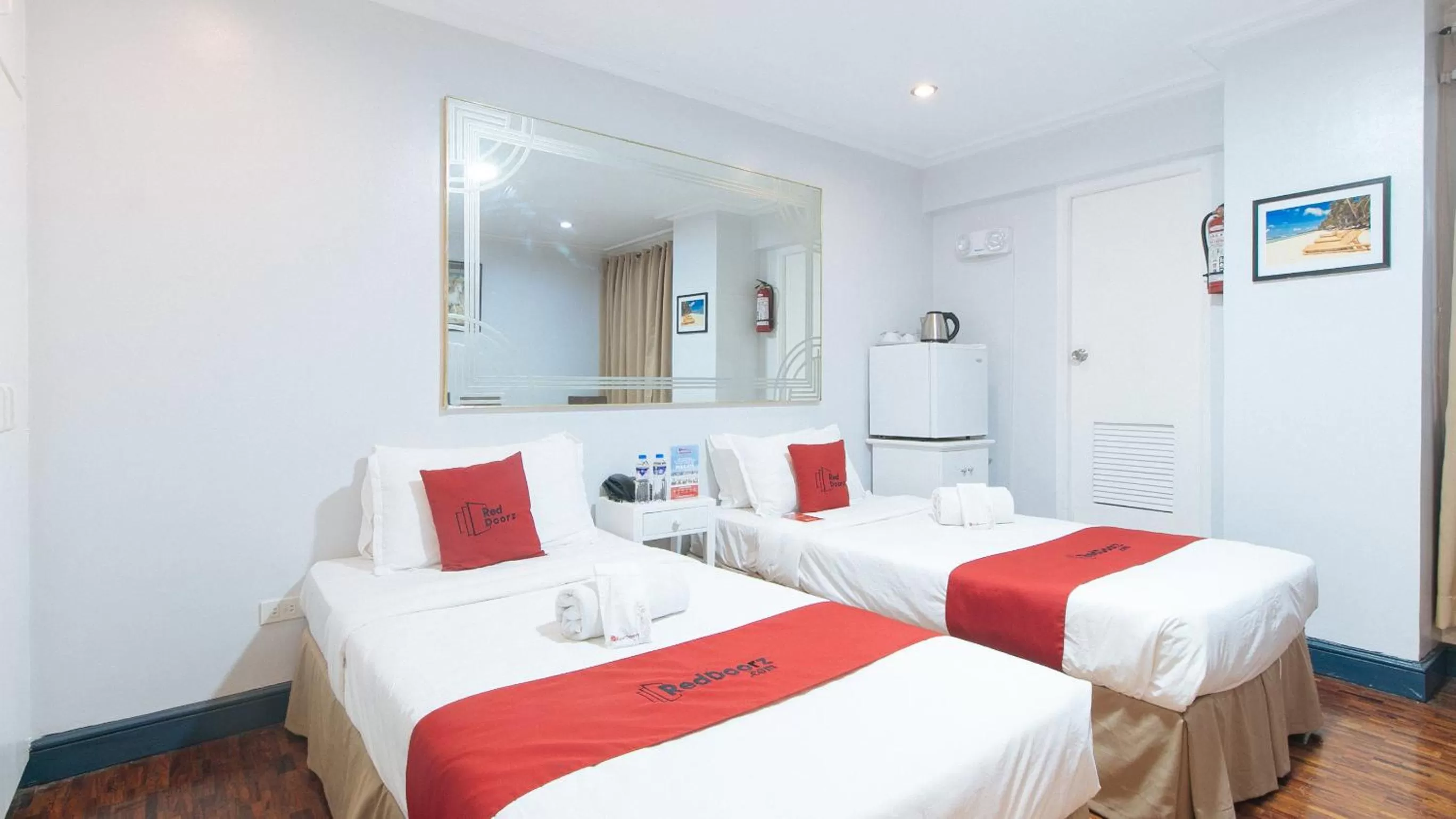 Photo of the whole room, Bed in RedDoorz Premium near Greenbelt Makati - Vaccinated Staff