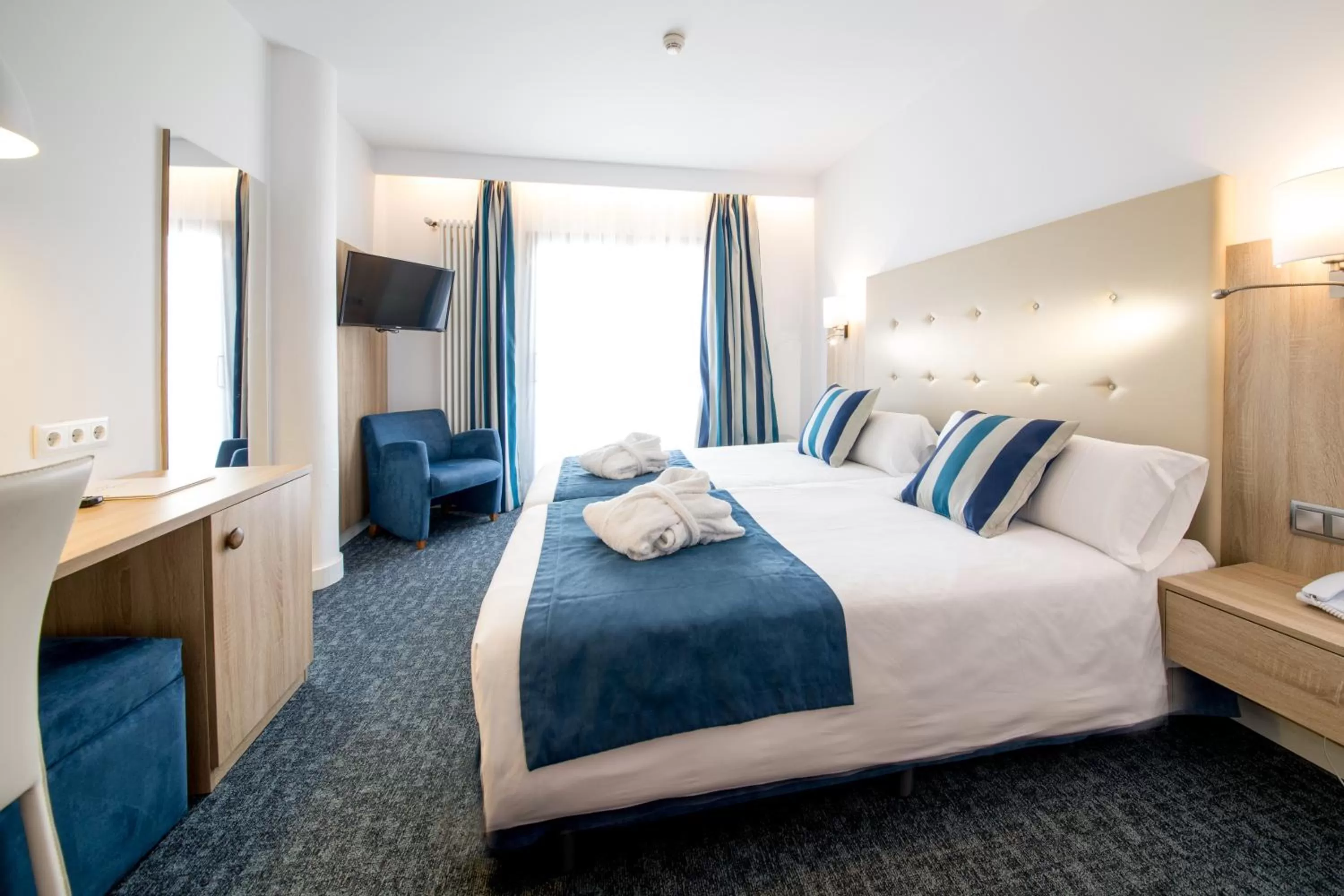 Comfort Double Room with balcony with lateral Sea View in Los Geranios