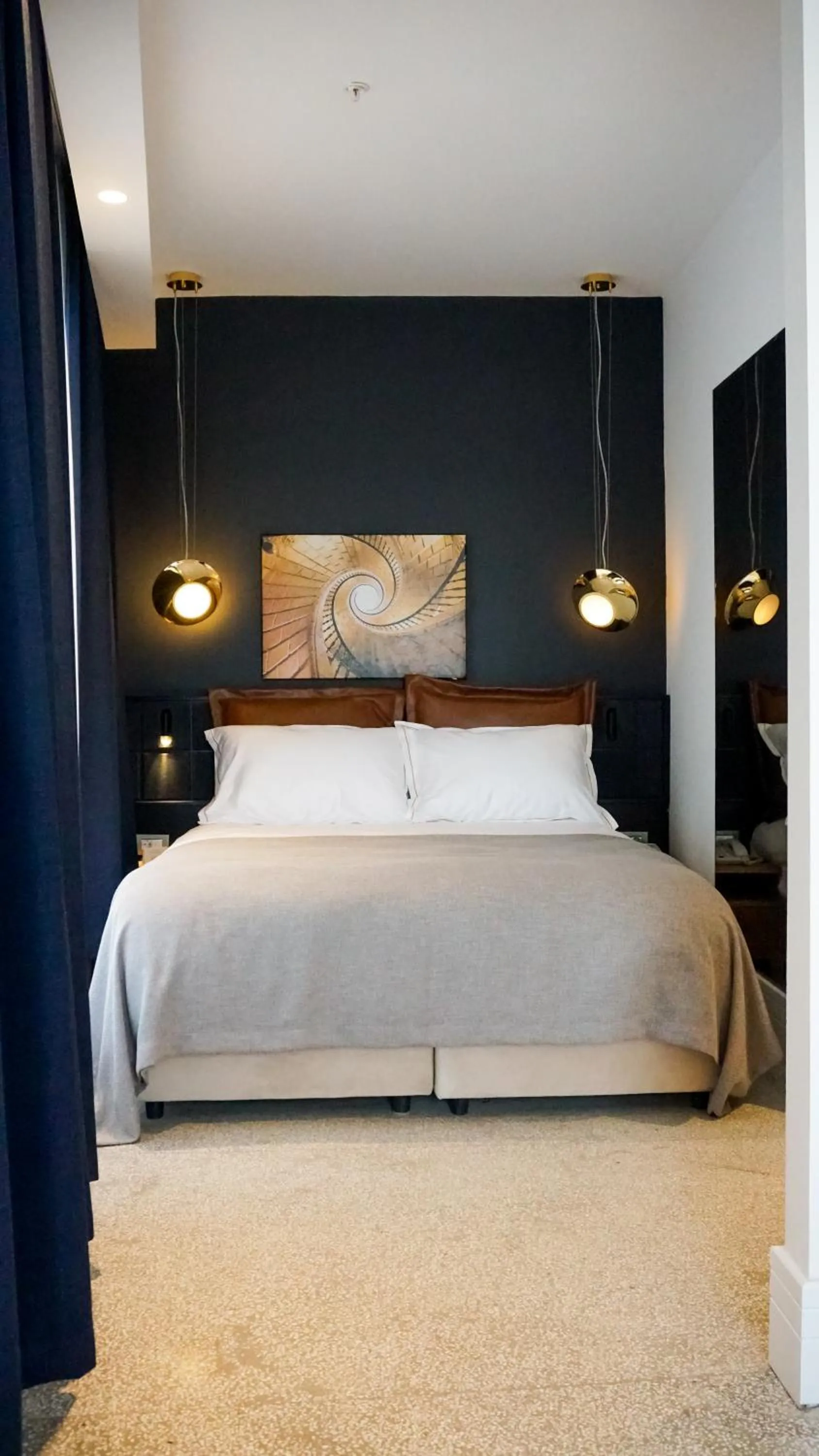 Bed in Maroon Tomtom