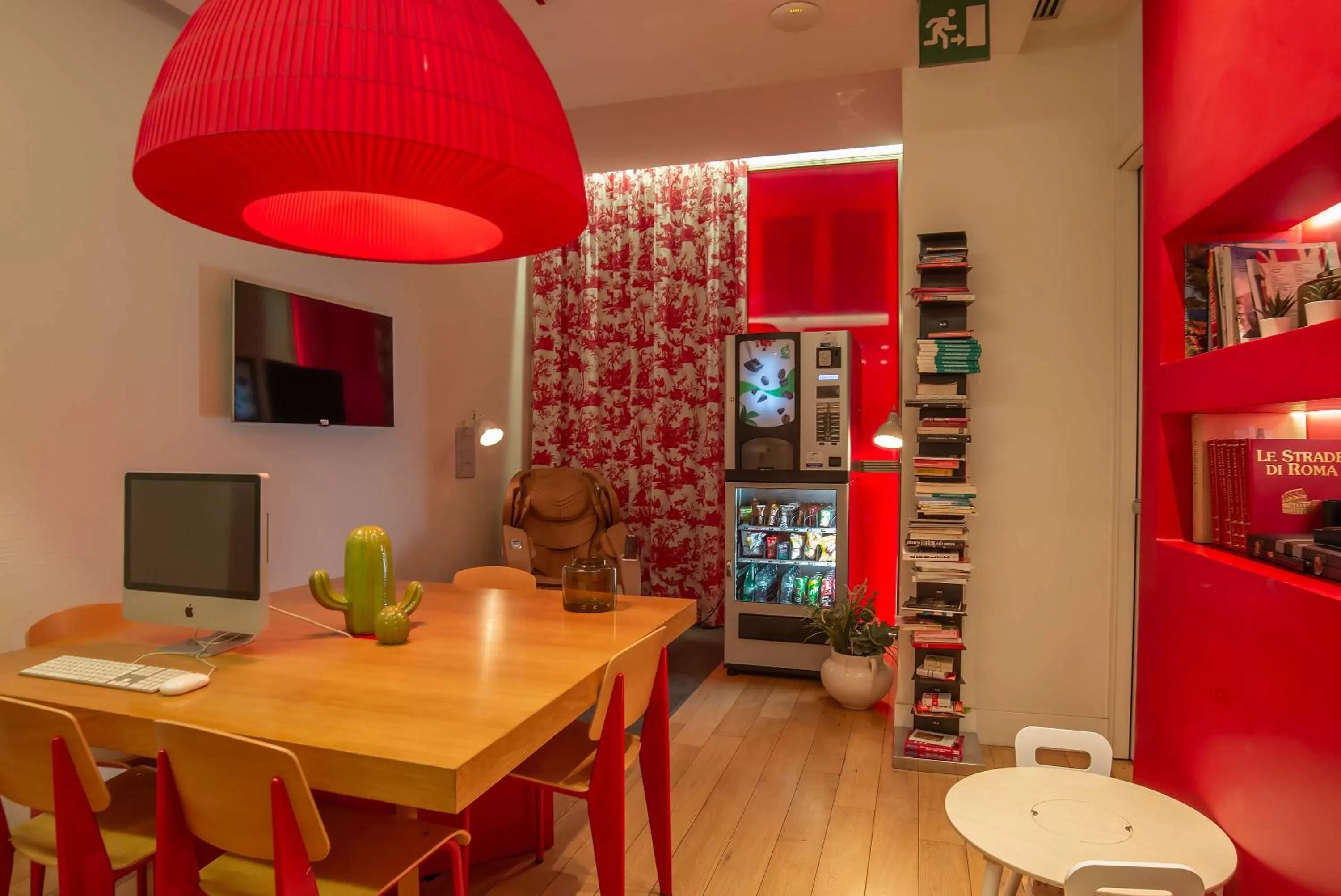 Communal lounge/ TV room in Hotel White