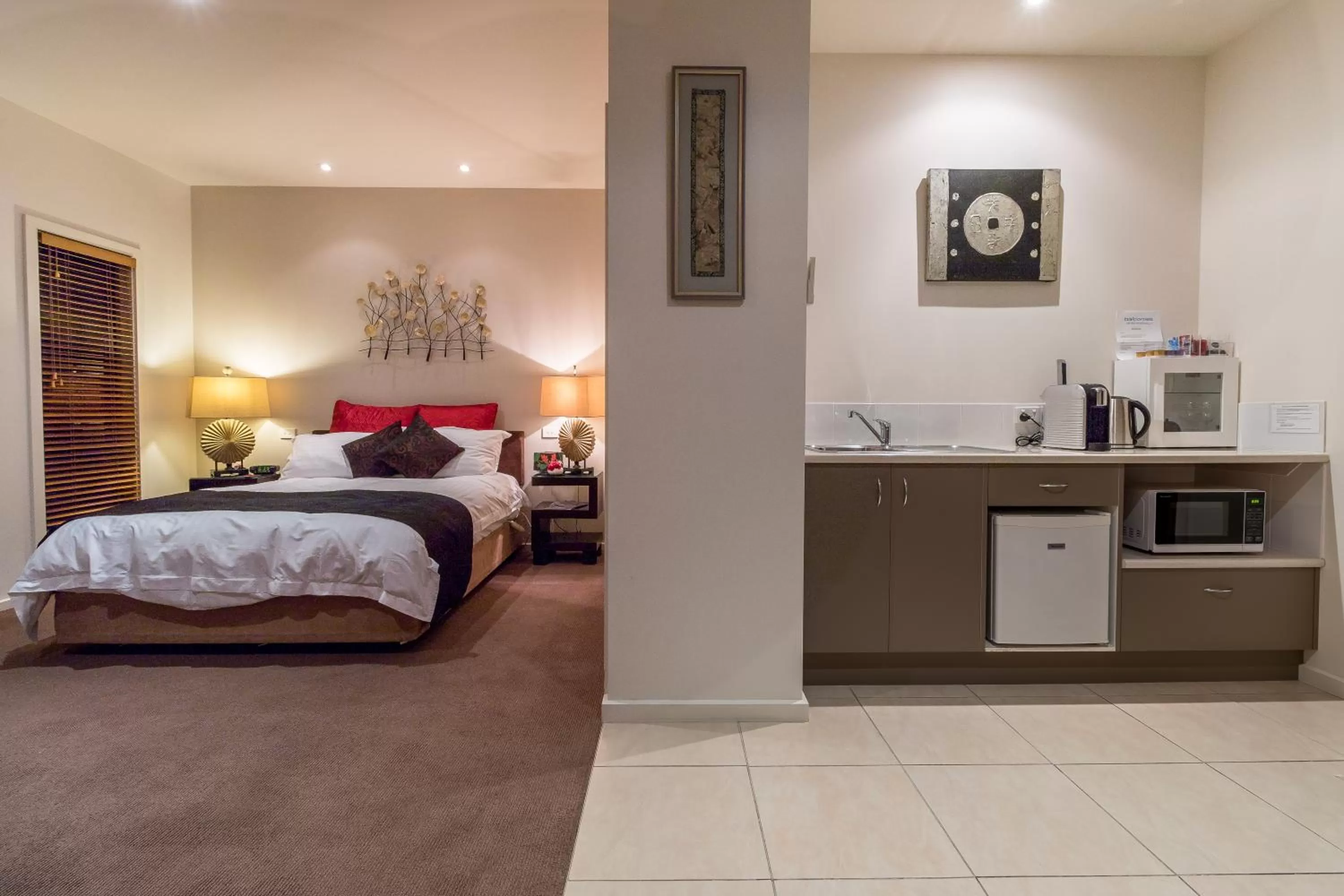 Kitchen or kitchenette, Bed in Balconies Dolphincove