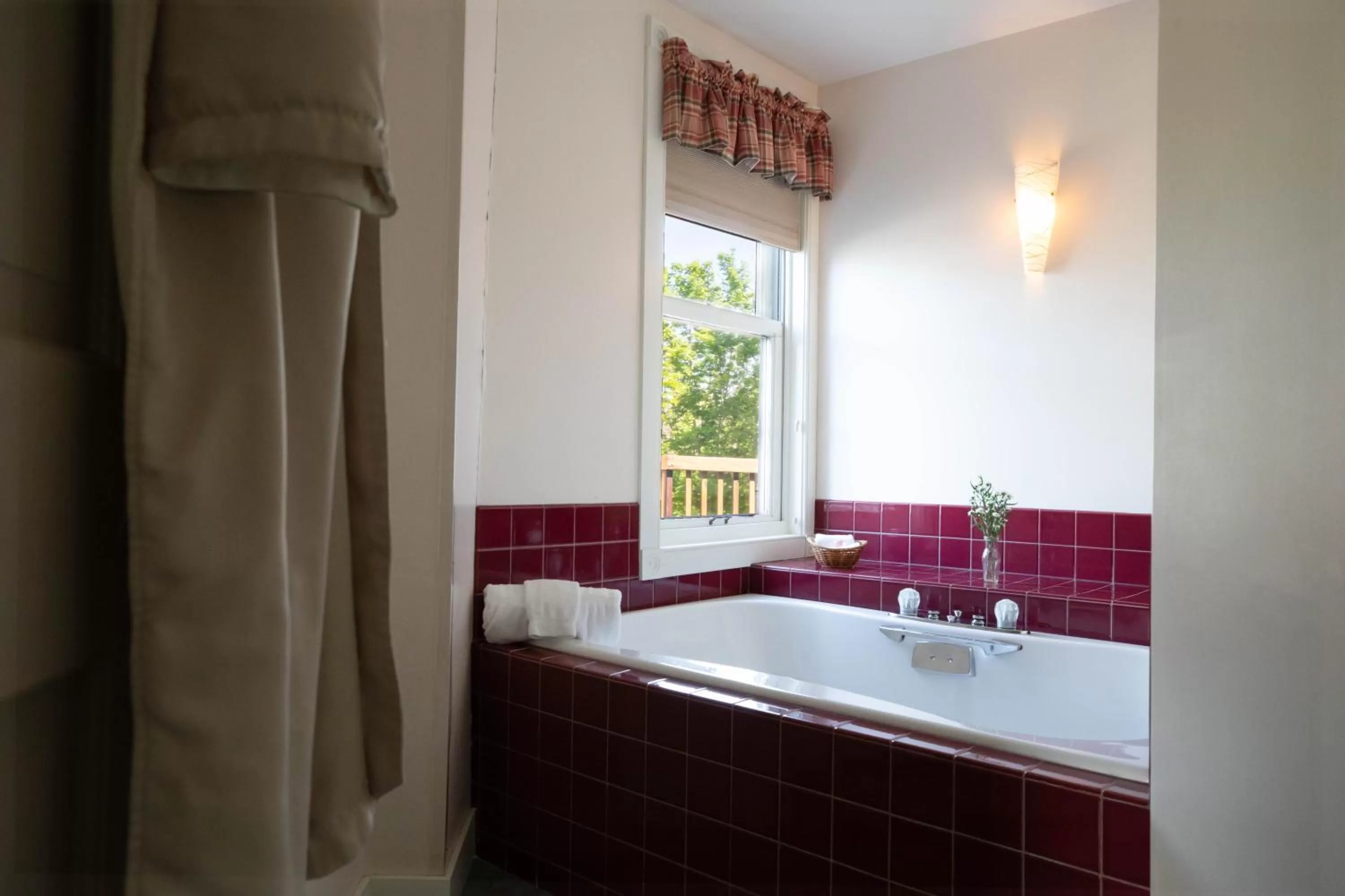 Hot Tub in Maple Hill Farm Inn