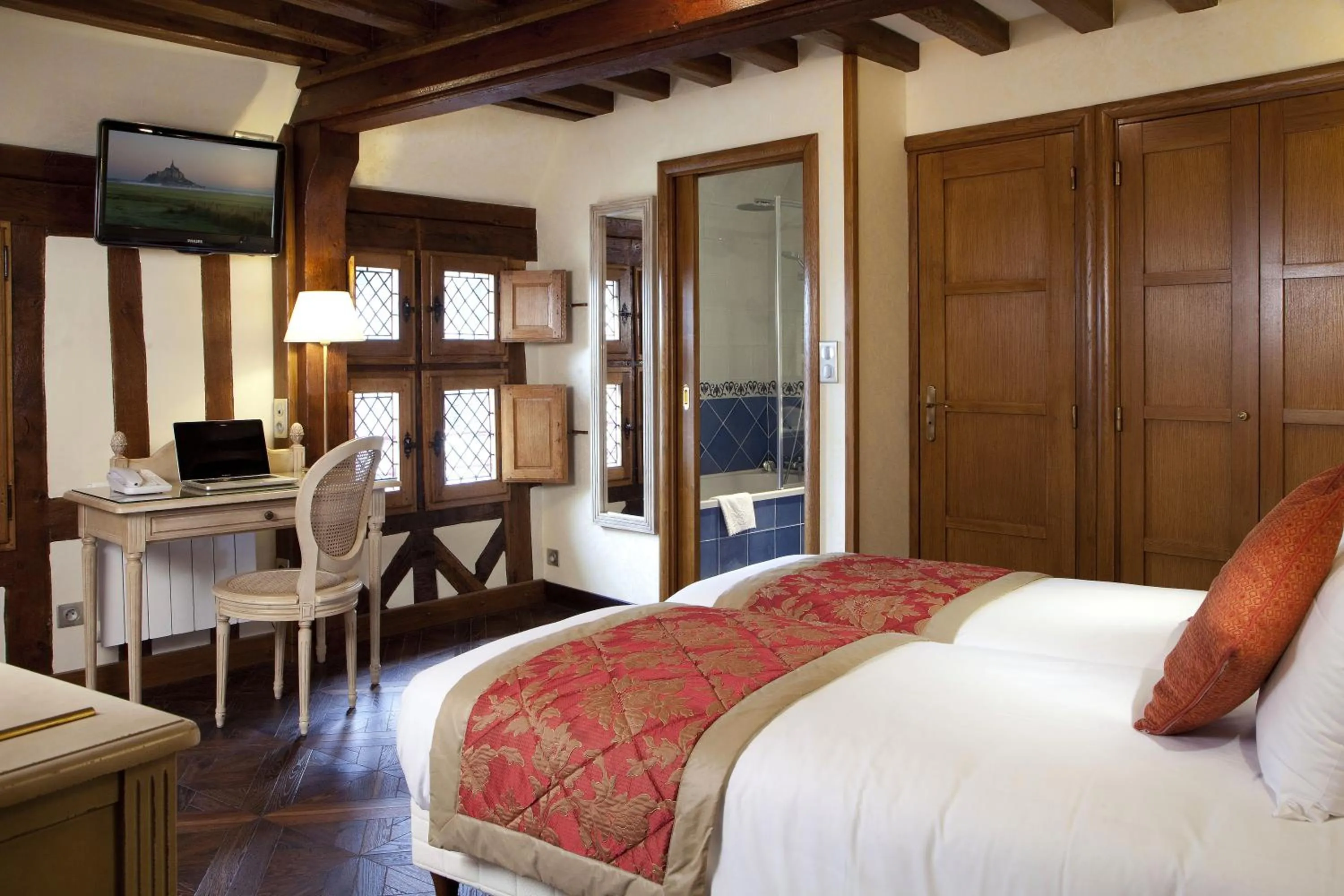 Photo of the whole room, Bed in Auberge Saint Pierre