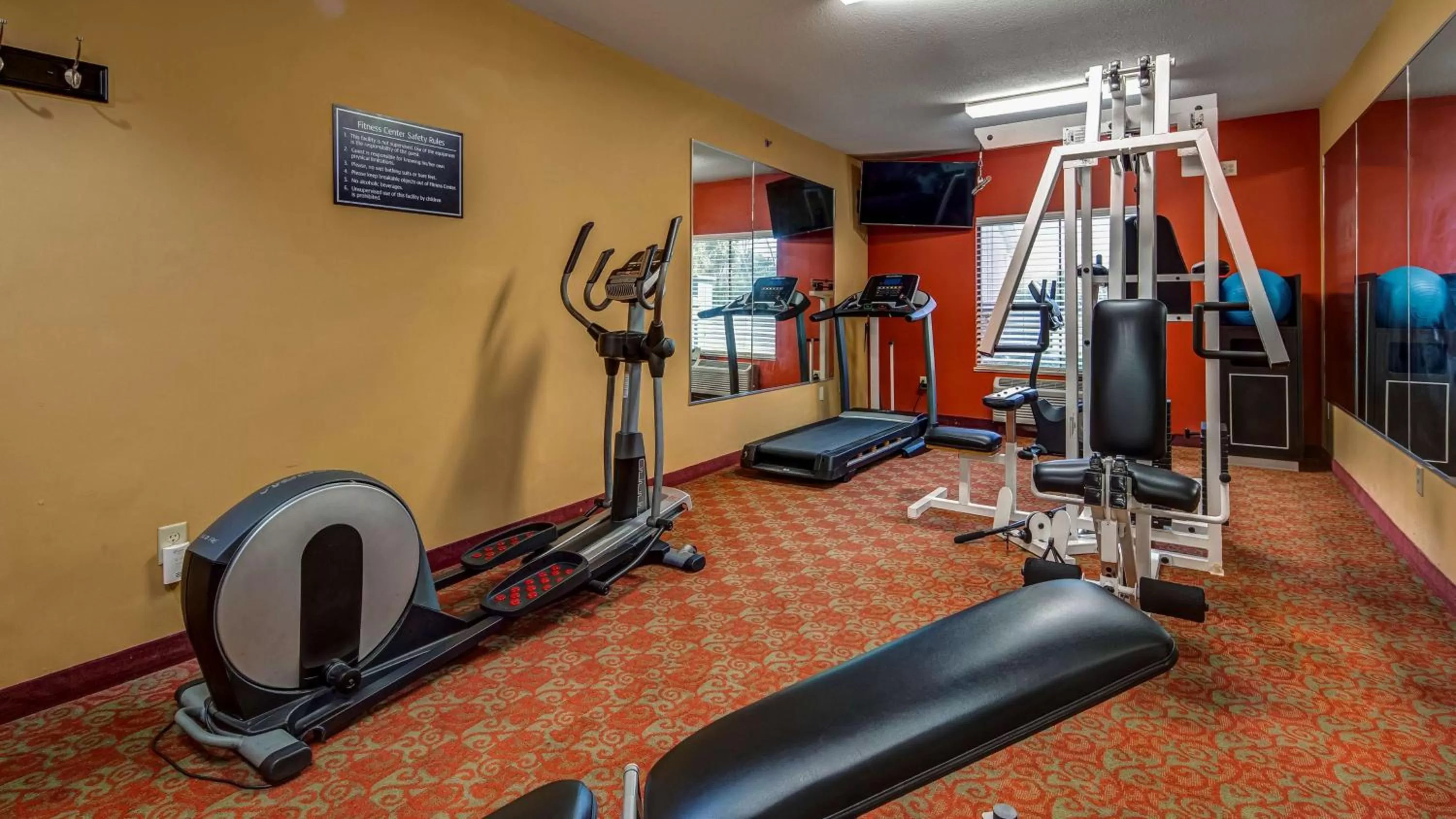 Fitness centre/facilities in SureStay Plus Hotel by Best Western Alvin