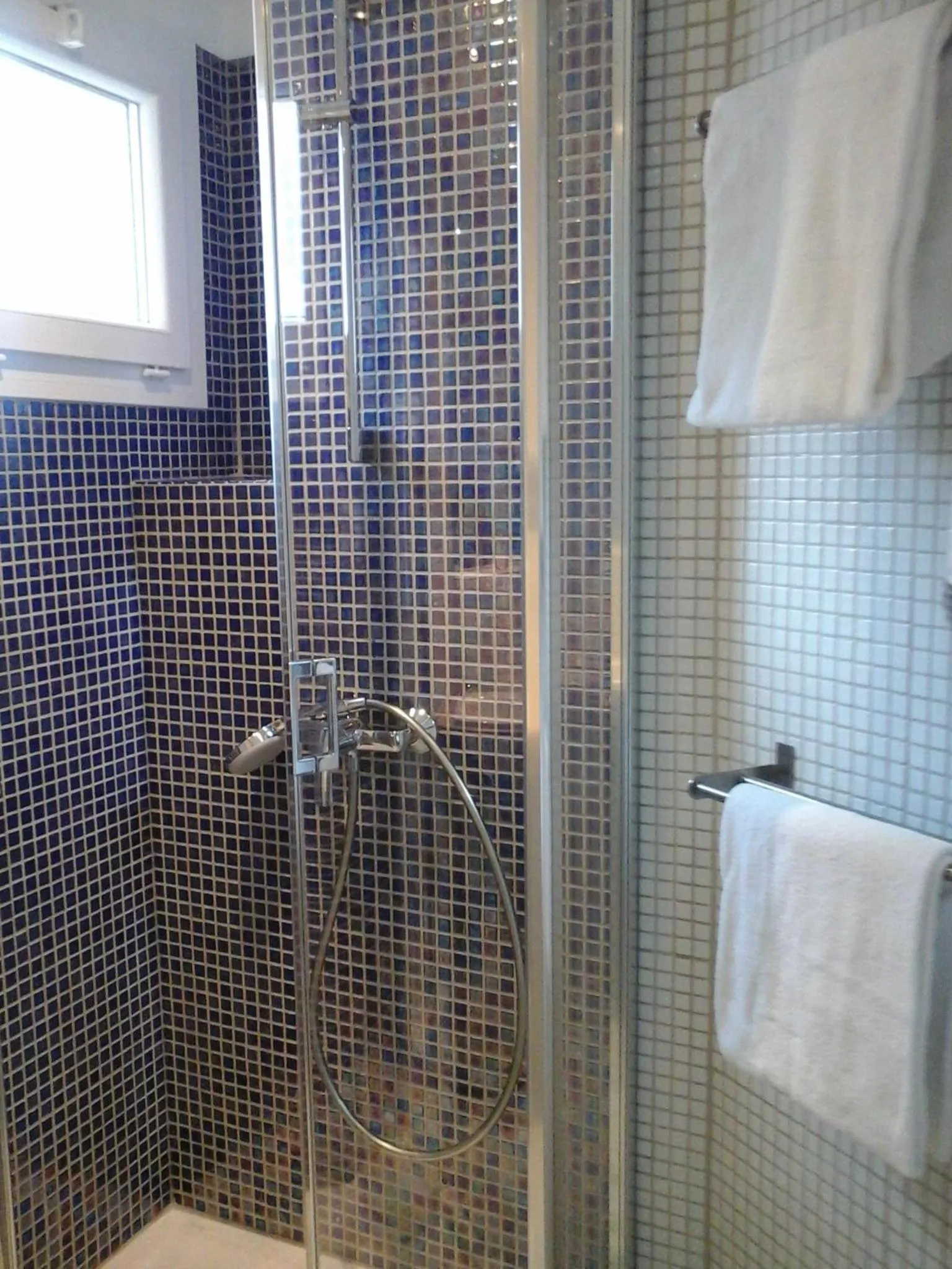 Shower in Hôtel Carmin