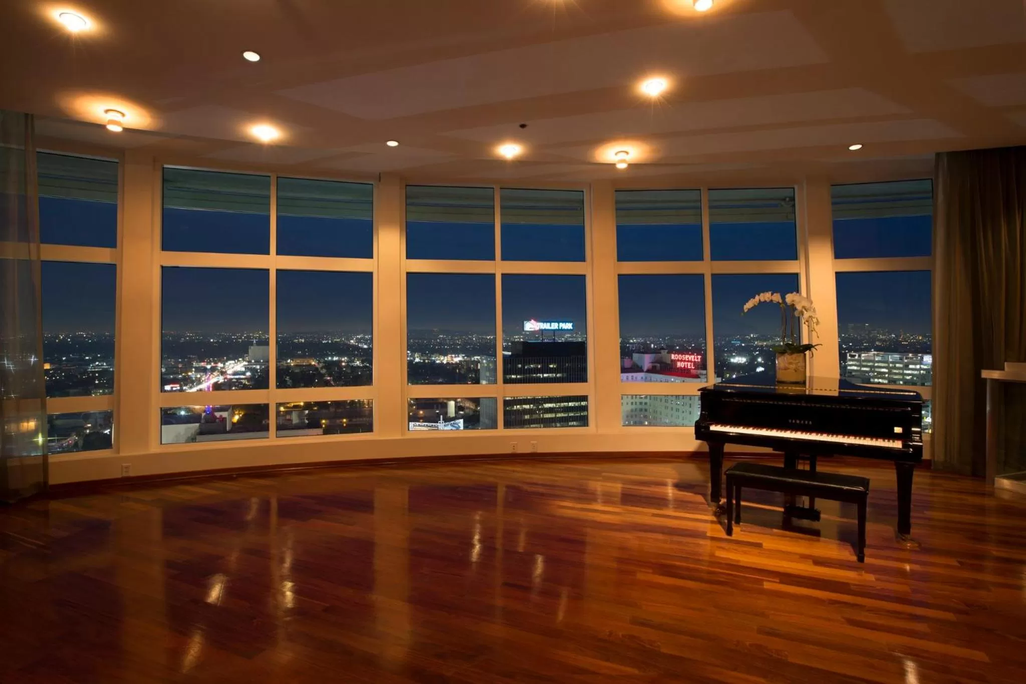 Photo of the whole room in Loews Hollywood Hotel