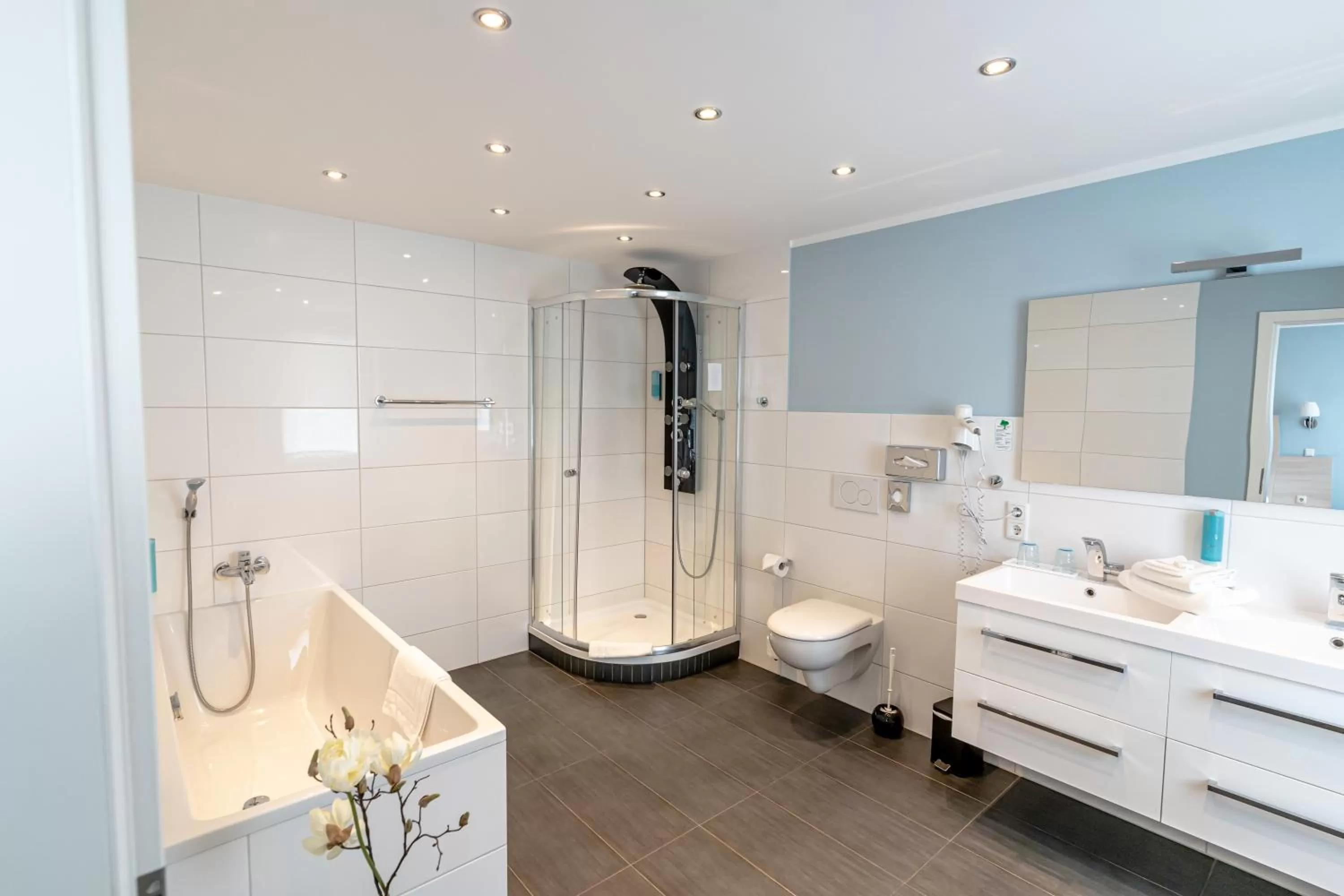 Bathroom in Hotel Deutscher Hof