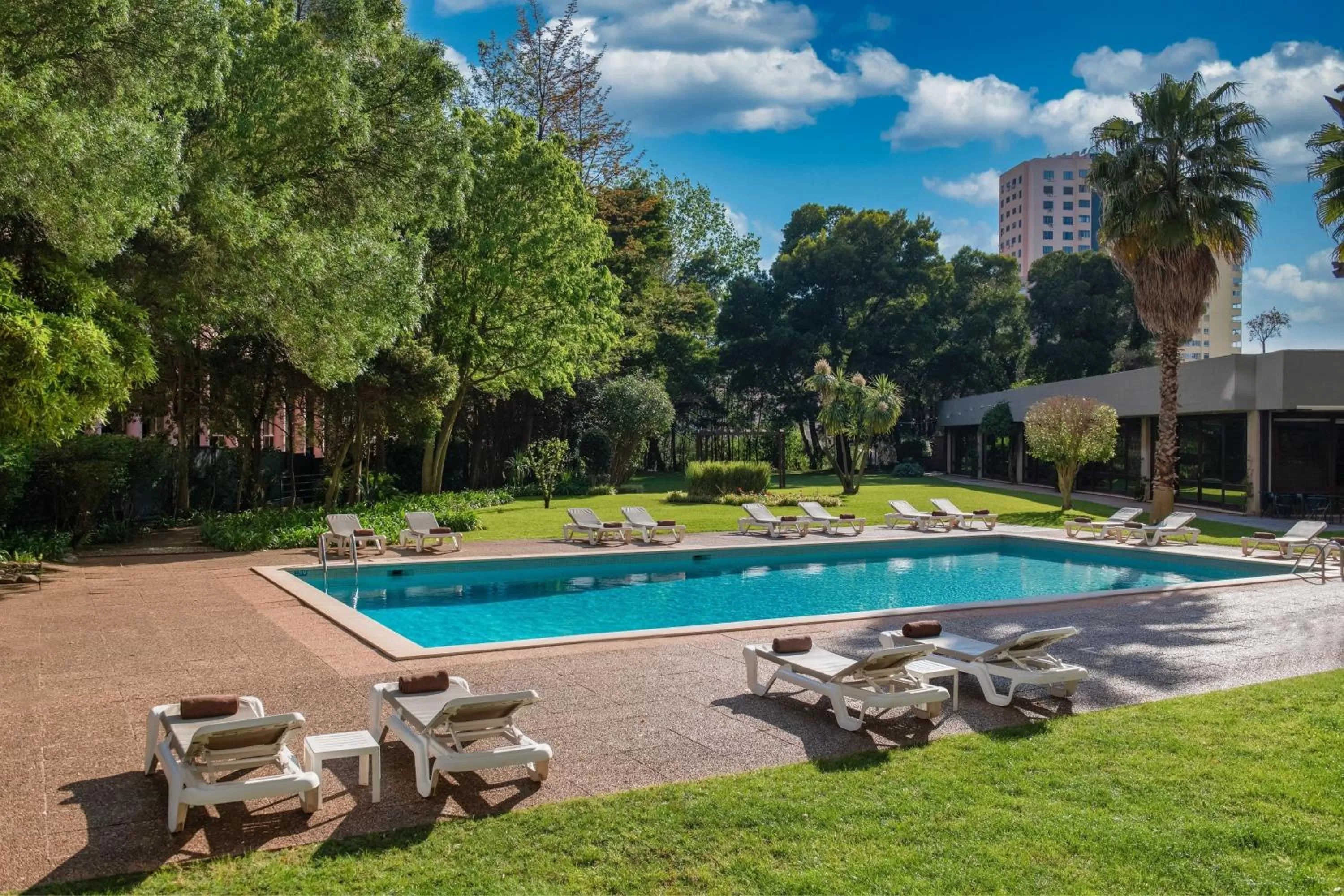 Swimming pool in Lisbon Marriott Hotel