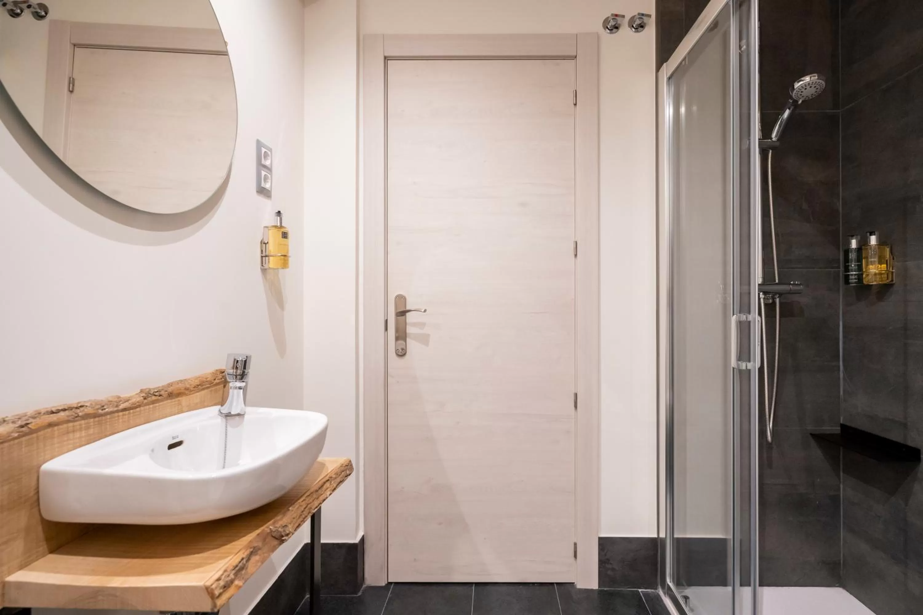 Bathroom in Dobo Azacanes Hostal